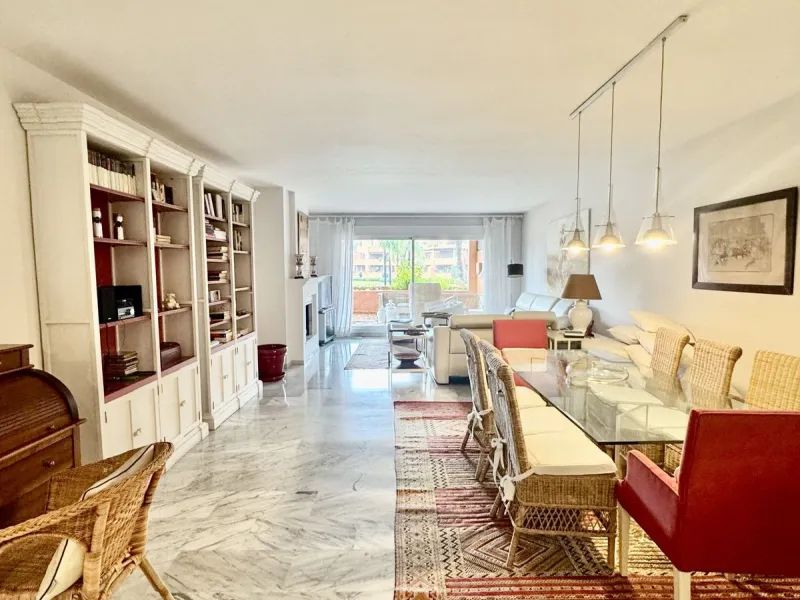 Apartment - Penthouse Duplex в продаже в Marbella, Málaga. В доме 4 спален и 5 ванных комнат. Площадь дома 255 м²
