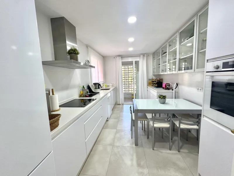 Apartment - Penthouse Duplex в продаже в Marbella, Málaga. В доме 4 спален и 5 ванных комнат. Площадь дома 255 м²