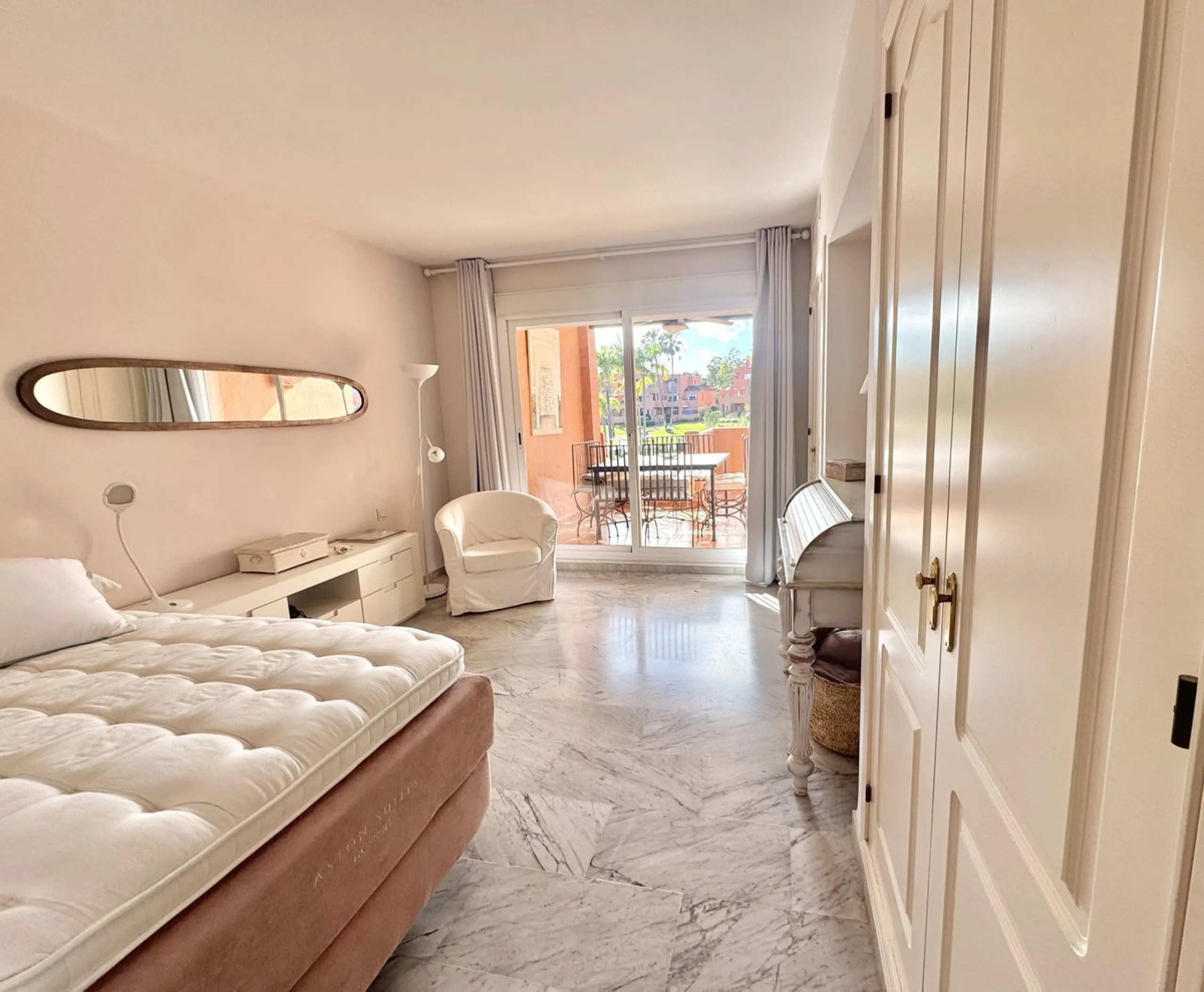 Apartment - Penthouse Duplex в продаже в Marbella, Málaga. В доме 4 спален и 5 ванных комнат. Площадь дома 255 м²