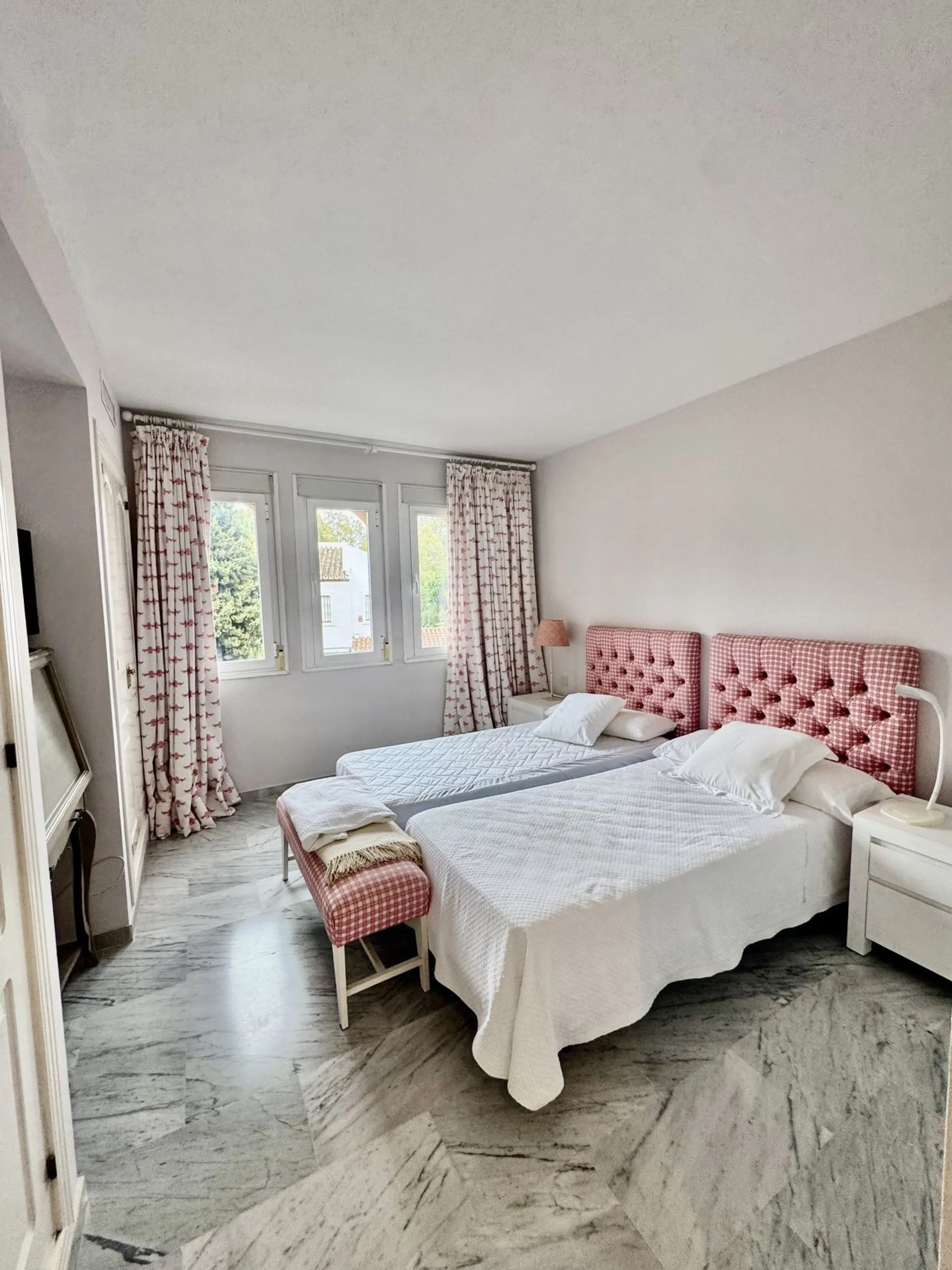 Apartment - Penthouse Duplex в продаже в Marbella, Málaga. В доме 4 спален и 5 ванных комнат. Площадь дома 255 м²