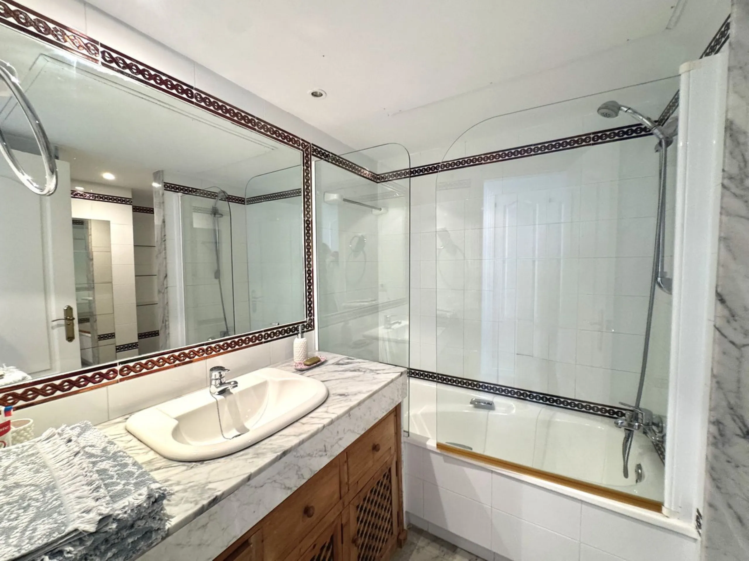 Apartment - Penthouse Duplex в продаже в Marbella, Málaga. В доме 4 спален и 5 ванных комнат. Площадь дома 255 м²