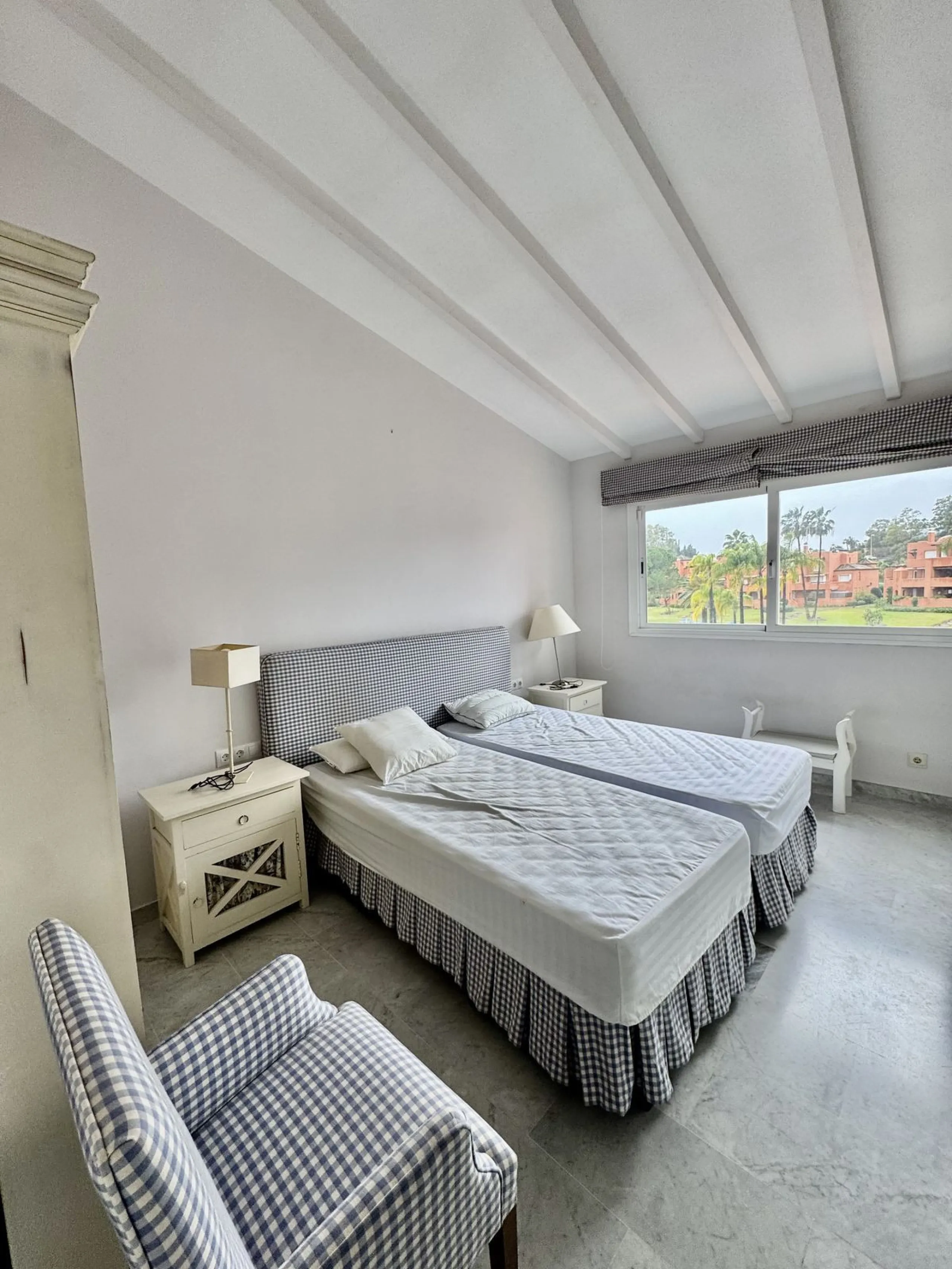 Apartment - Penthouse Duplex в продаже в Marbella, Málaga. В доме 4 спален и 5 ванных комнат. Площадь дома 255 м²