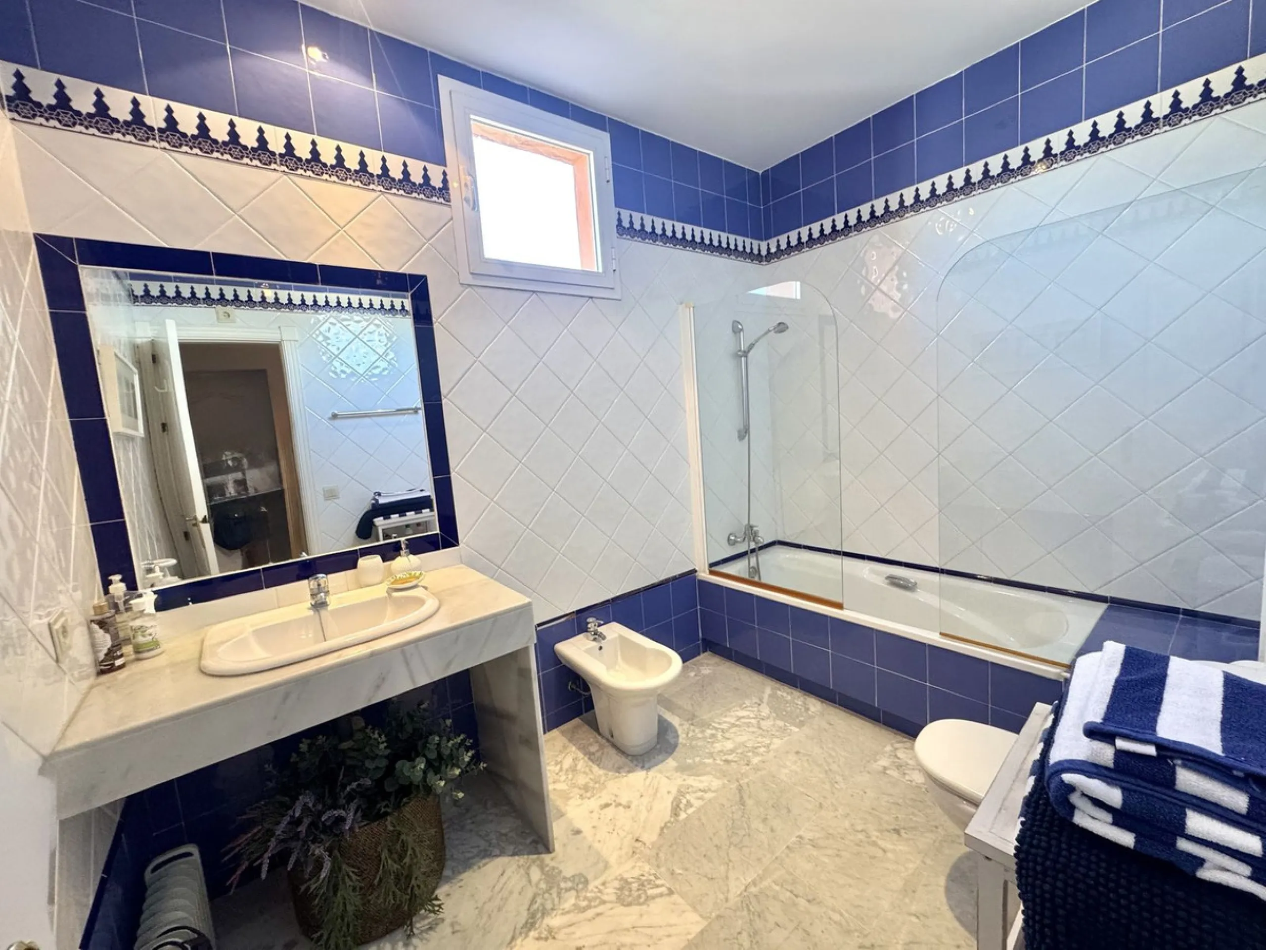 Apartment - Penthouse Duplex в продаже в Marbella, Málaga. В доме 4 спален и 5 ванных комнат. Площадь дома 255 м²