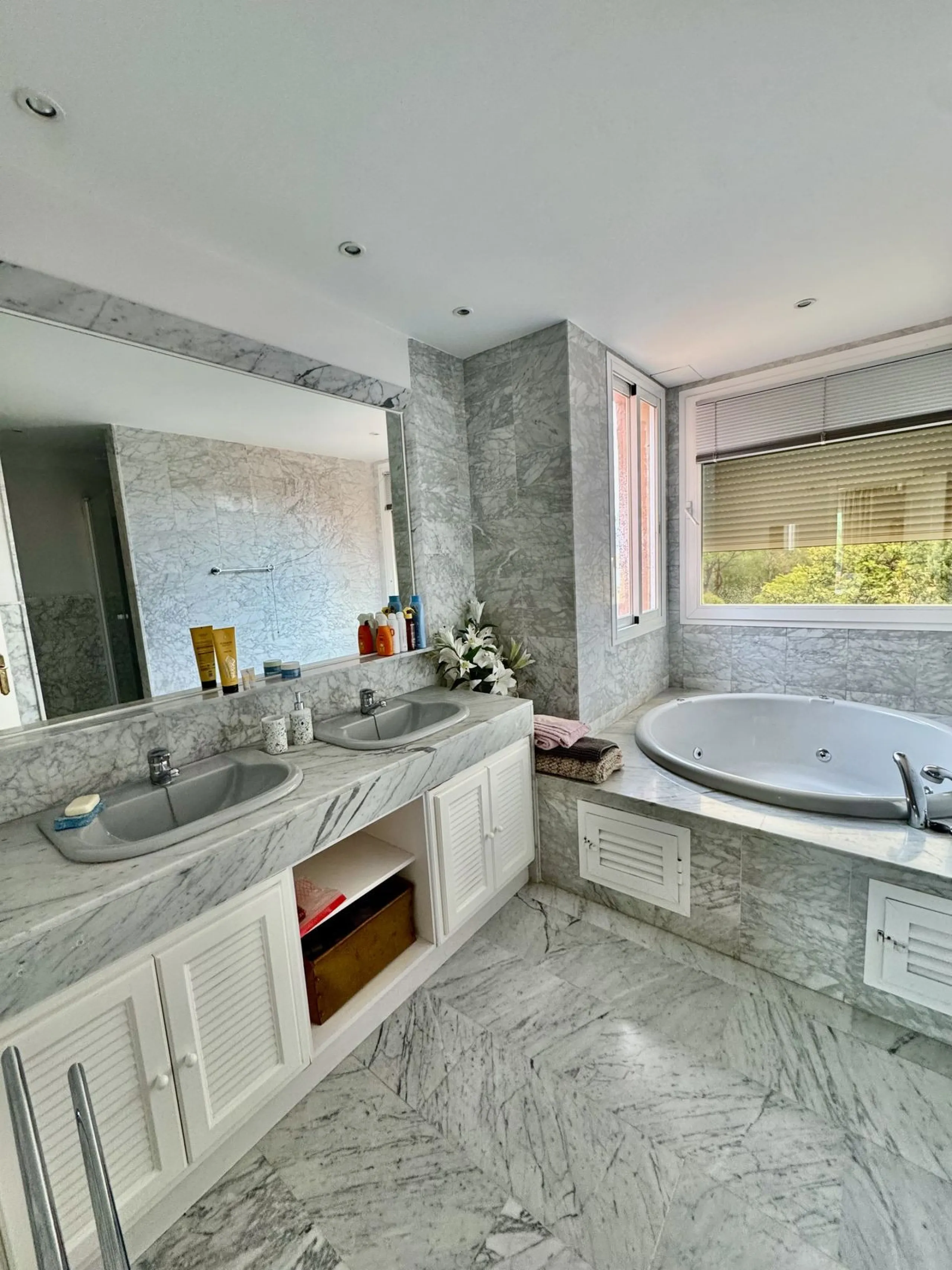 Apartment - Penthouse Duplex в продаже в Marbella, Málaga. В доме 4 спален и 5 ванных комнат. Площадь дома 255 м²