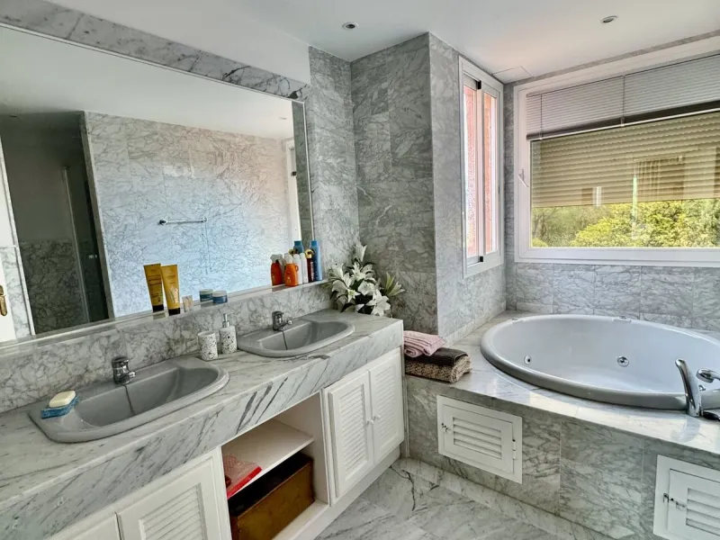 Apartment - Penthouse Duplex в продаже в Marbella, Málaga. В доме 4 спален и 5 ванных комнат. Площадь дома 255 м²