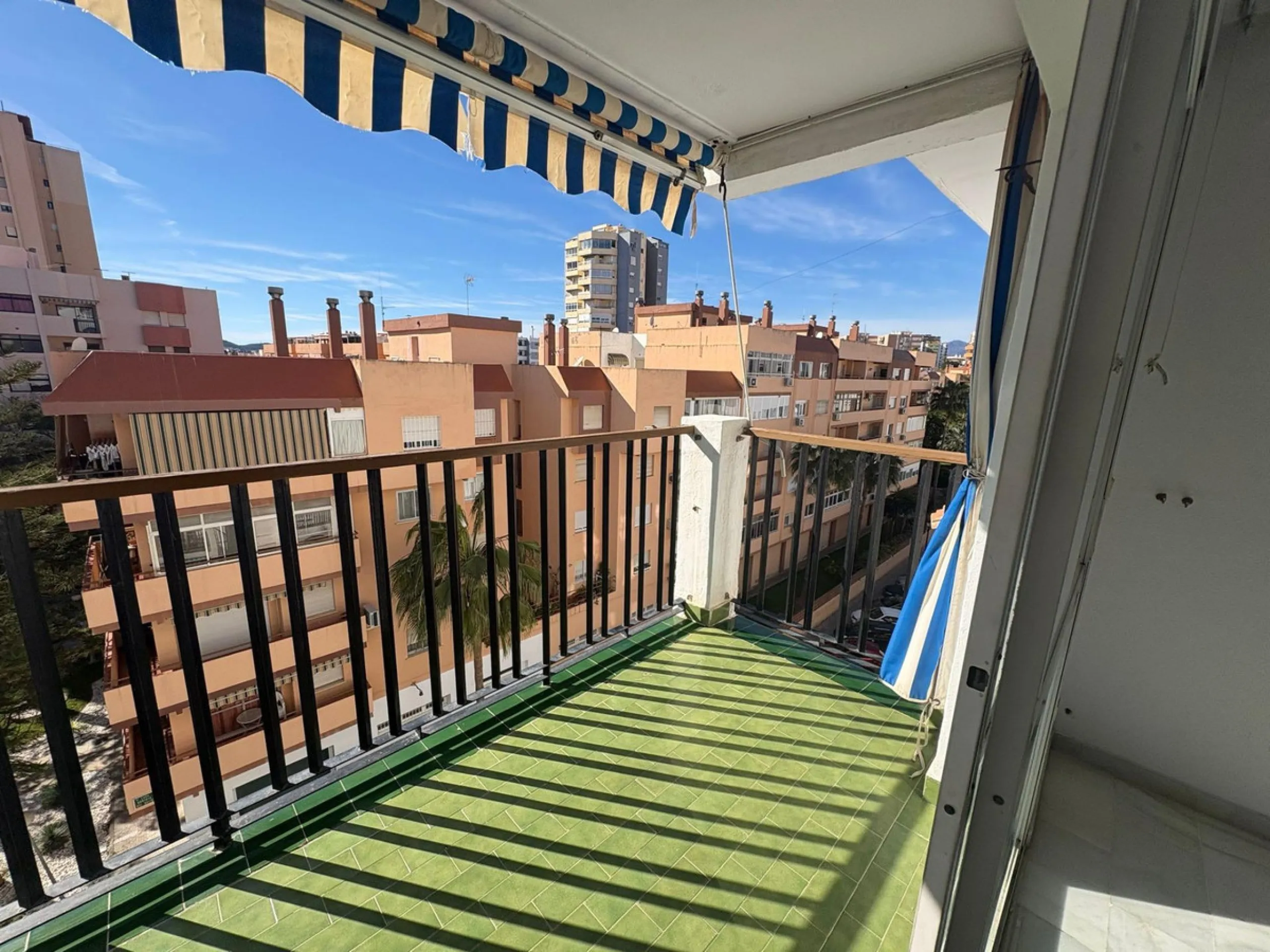 Apartment - Middle Floor Apartment в продаже в Fuengirola, Málaga. В доме 3 спален и 2 ванных комнат. Площадь дома 97 м²