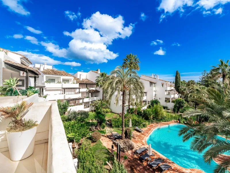 This exceptional apartment is located within the world-renowned Puente Romano Resort, right in the heart of Marbella's Golden Mile – one of the most exclusive addresses in Europe. Designed for those who value both sophistication and comfort.