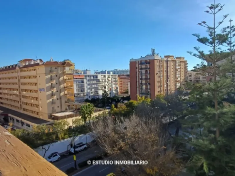 Apartment - Middle Floor Apartment в продаже в Fuengirola, Málaga. В доме 3 спален и 2 ванных комнат. Площадь дома 97 м²