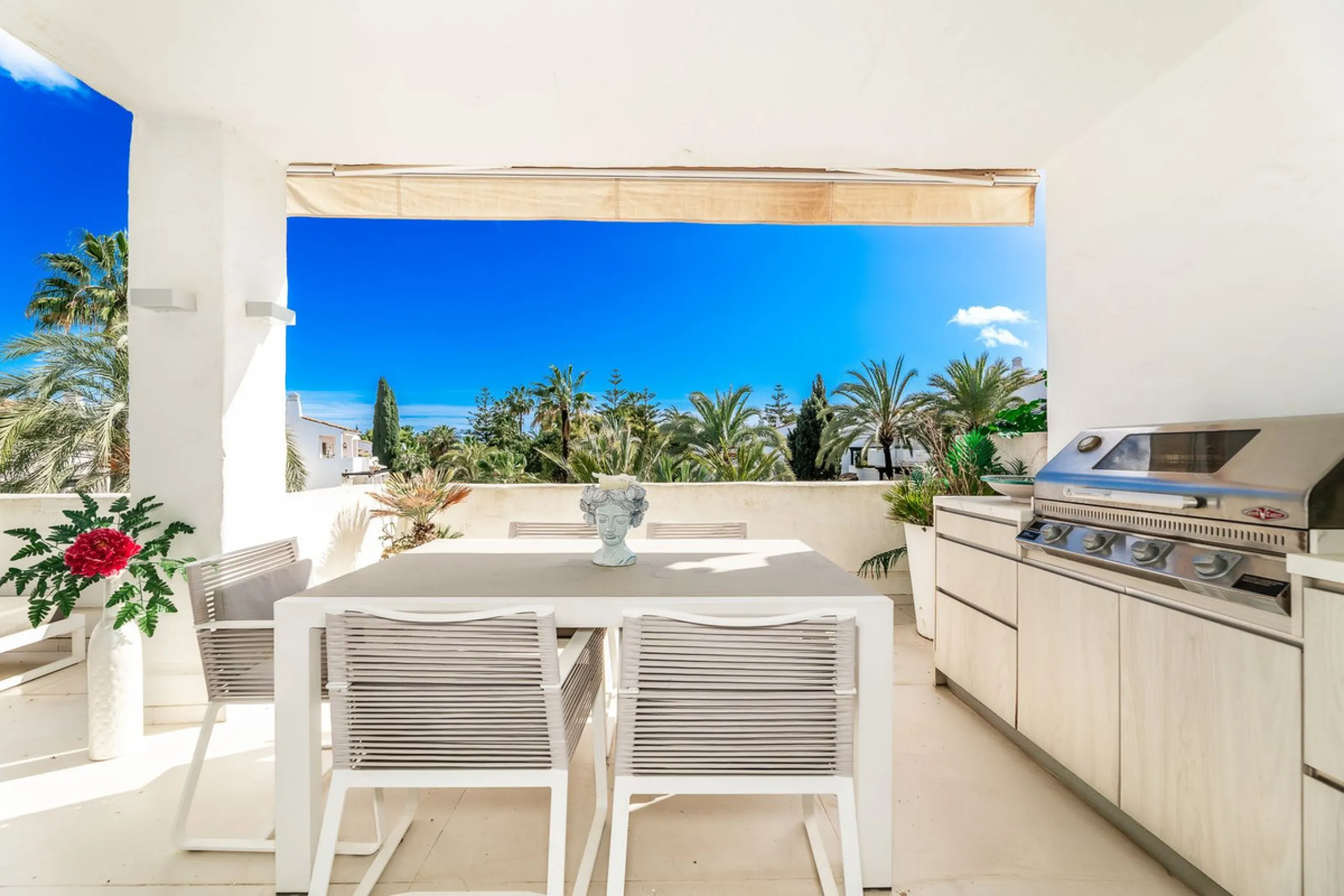 Apartment - Middle Floor Apartment в продаже в Marbella, Málaga. В доме 3 спален и 2 ванных комнат. Площадь дома 150 м²