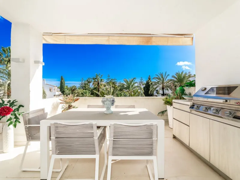 Apartment - Middle Floor Apartment в продаже в Marbella, Málaga. В доме 3 спален и 2 ванных комнат. Площадь дома 150 м²