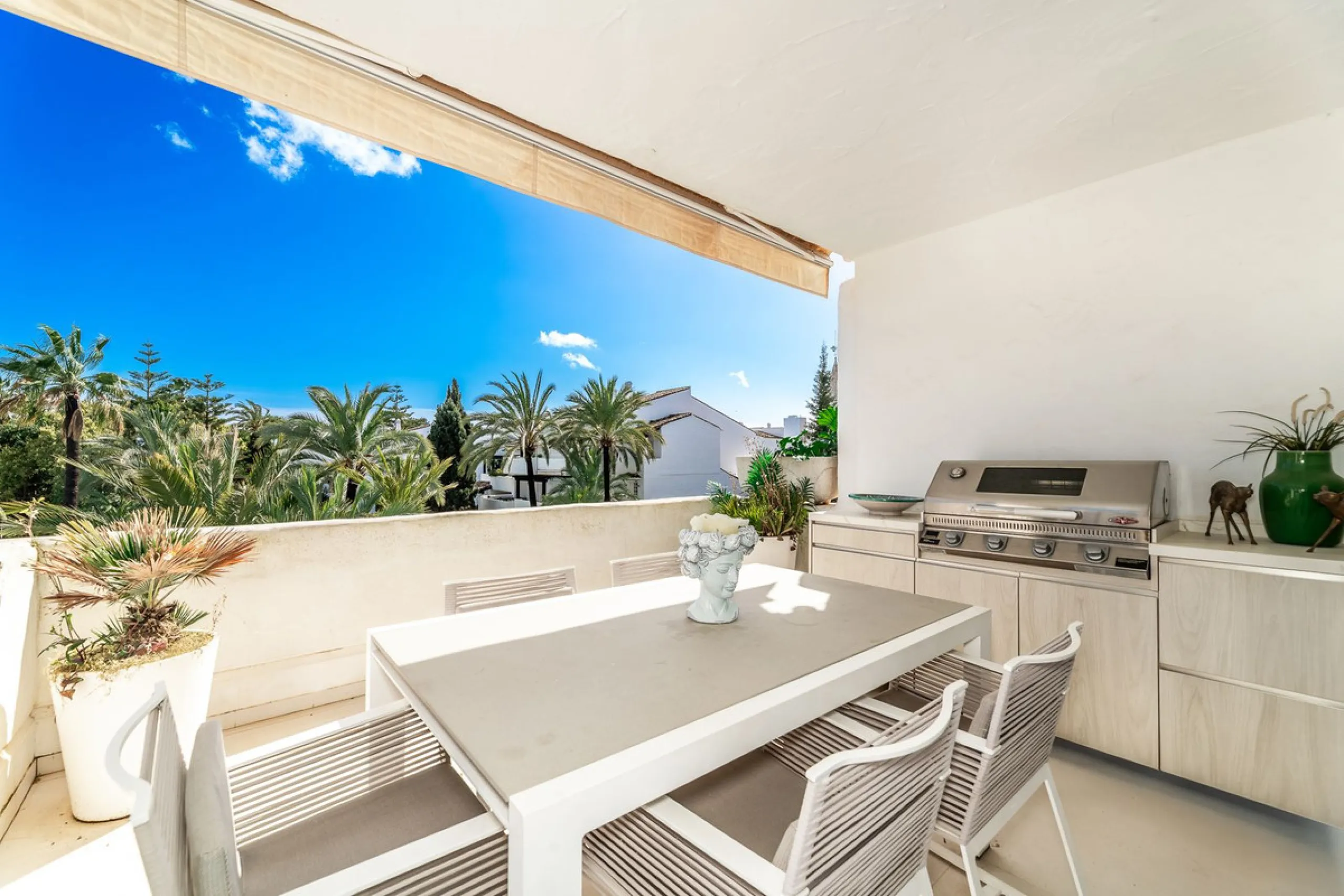 Apartment - Middle Floor Apartment в продаже в Marbella, Málaga. В доме 3 спален и 2 ванных комнат. Площадь дома 150 м²