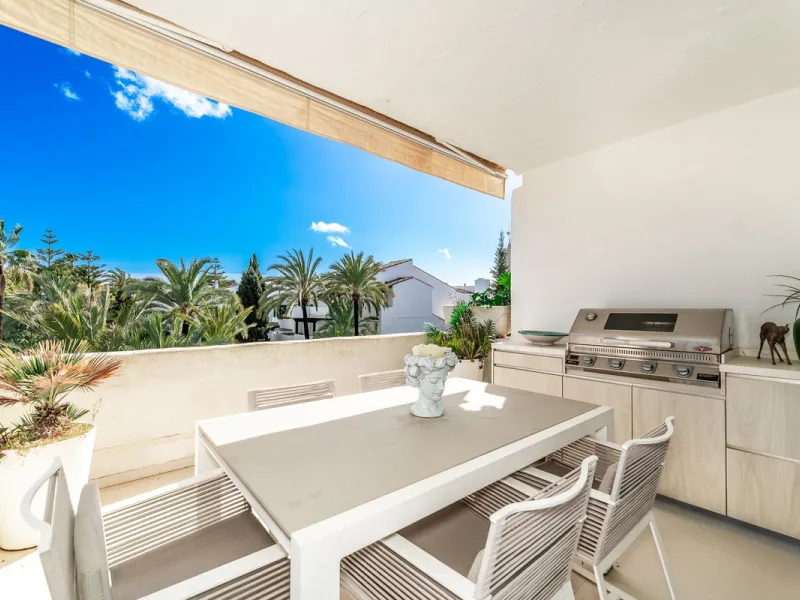 Apartment - Middle Floor Apartment в продаже в Marbella, Málaga. В доме 3 спален и 2 ванных комнат. Площадь дома 150 м²