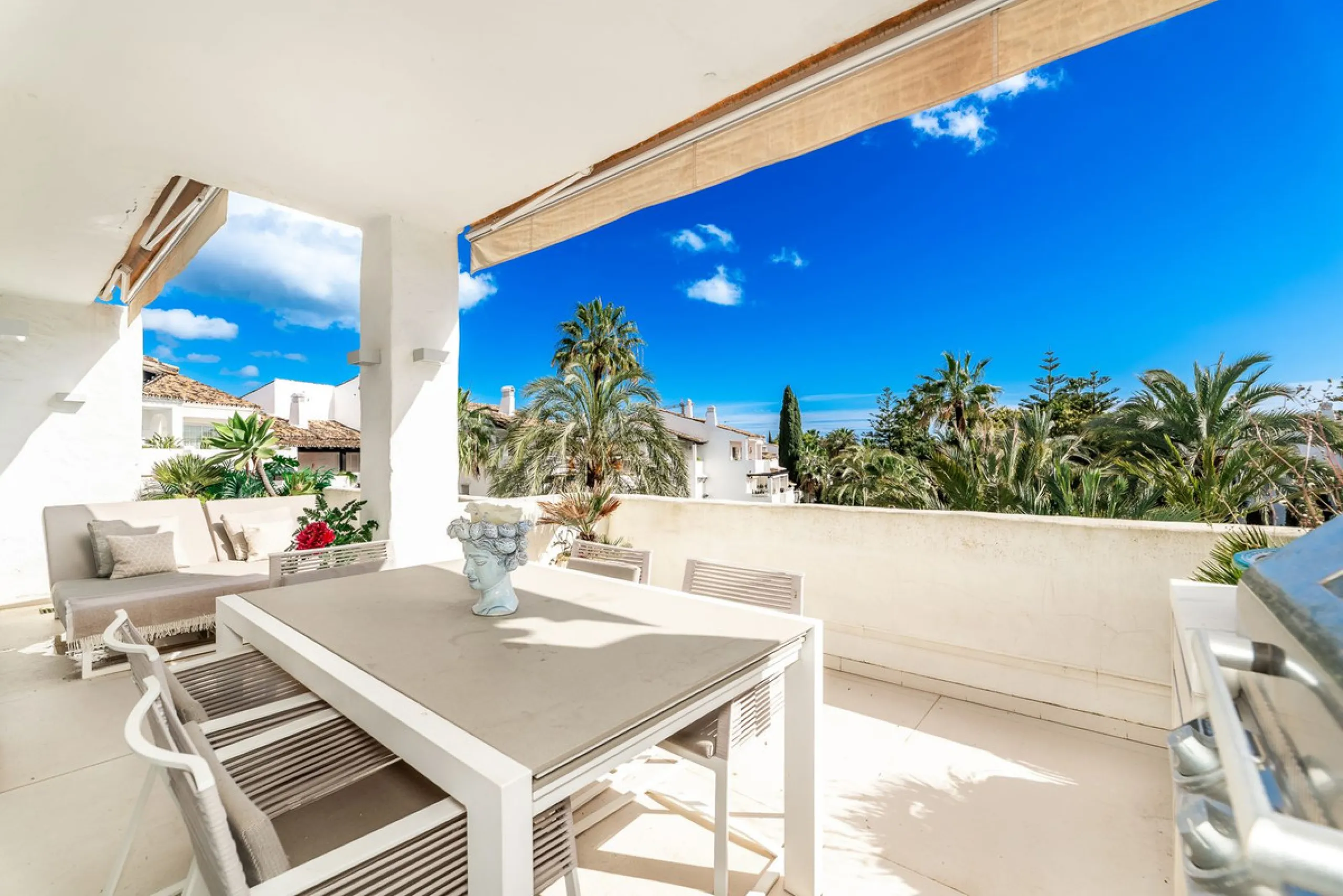 Apartment - Middle Floor Apartment в продаже в Marbella, Málaga. В доме 3 спален и 2 ванных комнат. Площадь дома 150 м²