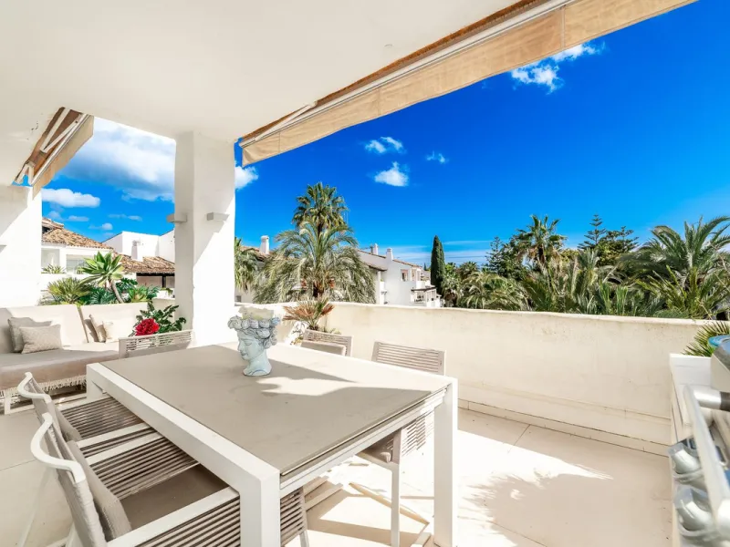 Apartment - Middle Floor Apartment в продаже в Marbella, Málaga. В доме 3 спален и 2 ванных комнат. Площадь дома 150 м²