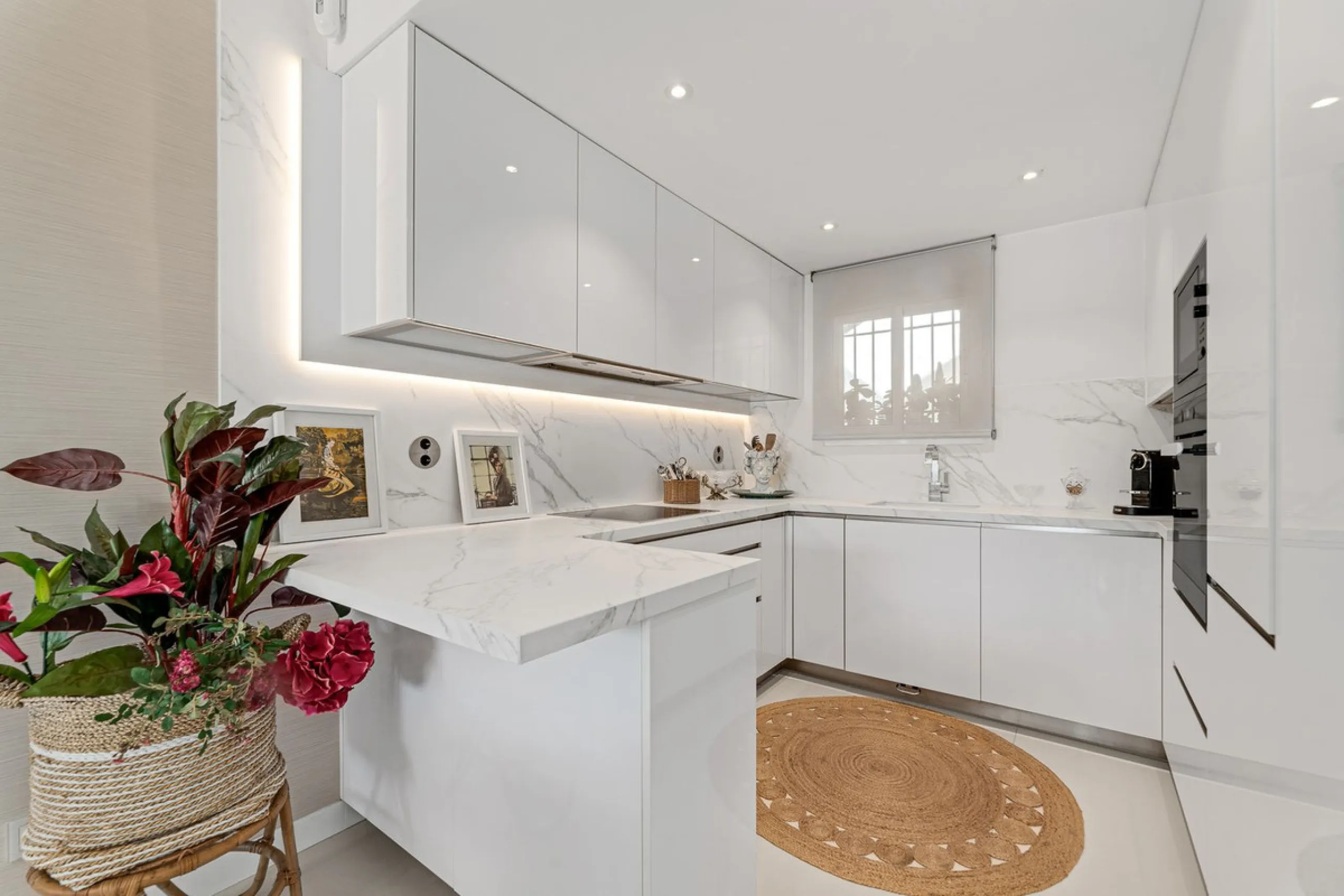 Apartment - Middle Floor Apartment в продаже в Marbella, Málaga. В доме 3 спален и 2 ванных комнат. Площадь дома 150 м²