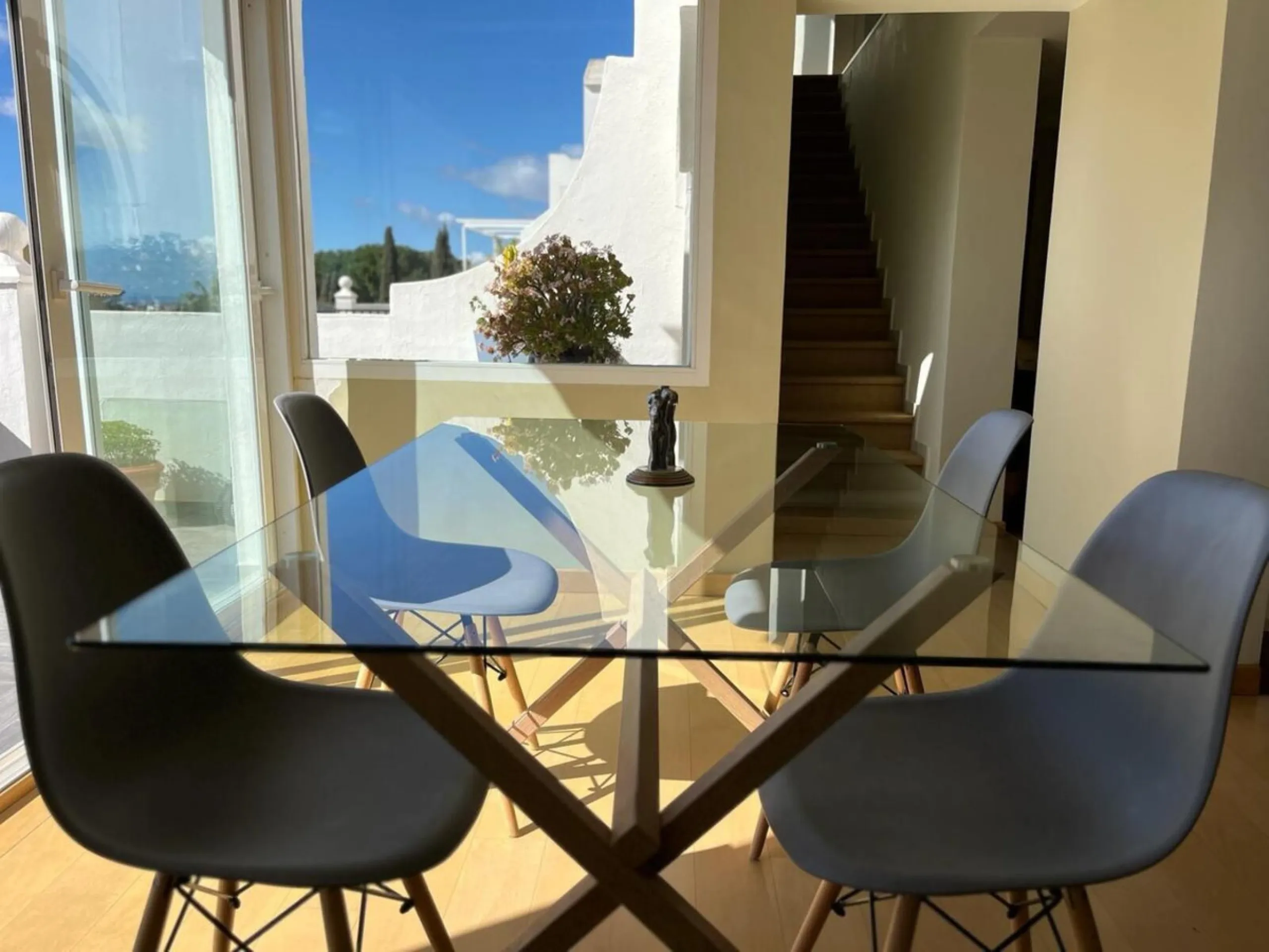 Duplex-Wohnung mit Südbalkonen, Solarium, Stellplatz und Abstellraum in Rocamar, Nagüeles, Marbella. Schnell zu verkaufen für nur 465.000 €