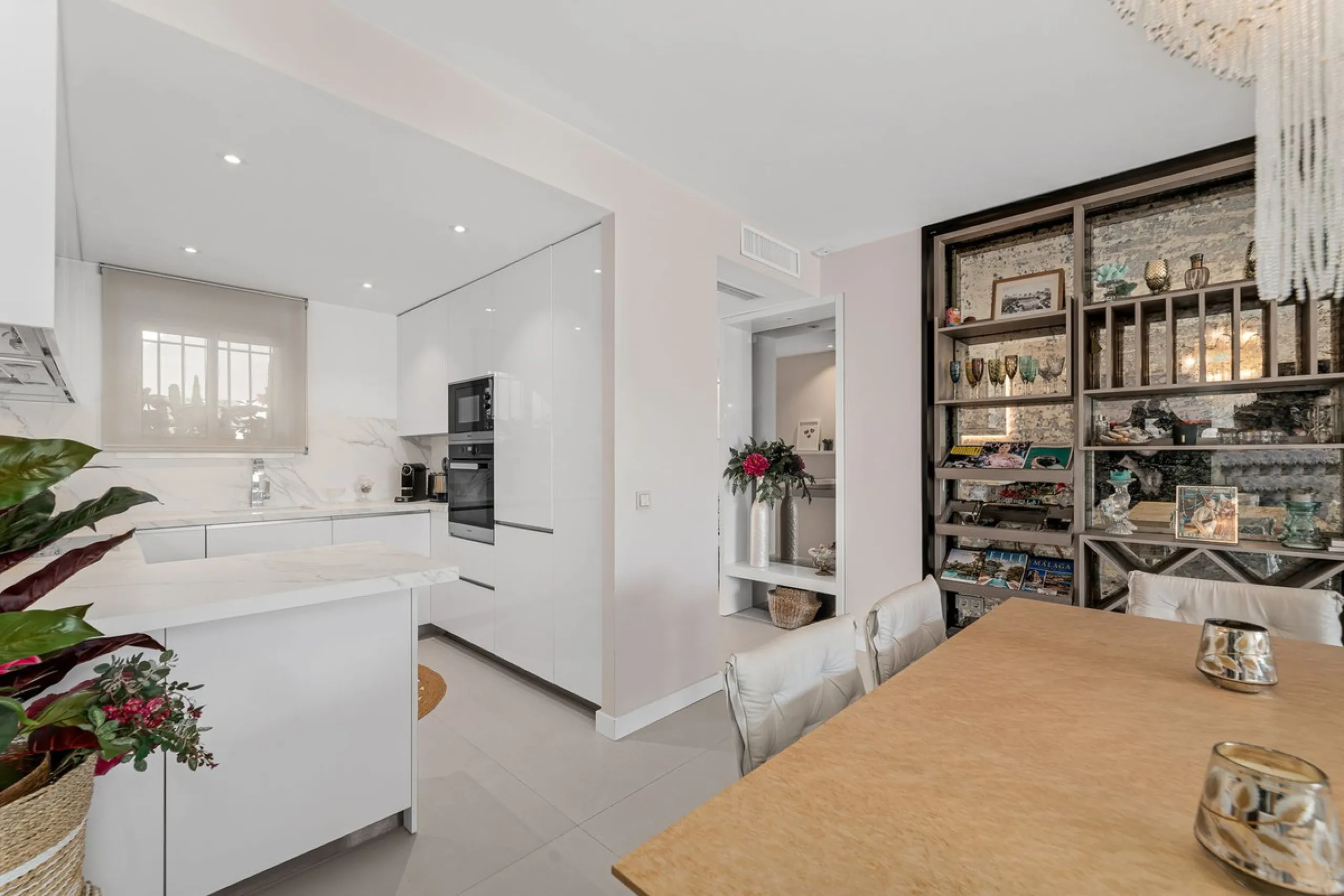 Apartment - Middle Floor Apartment в продаже в Marbella, Málaga. В доме 3 спален и 2 ванных комнат. Площадь дома 150 м²