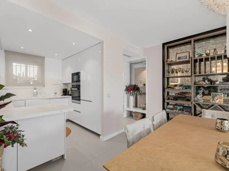 Apartment - Middle Floor Apartment в продаже в Marbella, Málaga. В доме 3 спален и 2 ванных комнат. Площадь дома 150 м²
