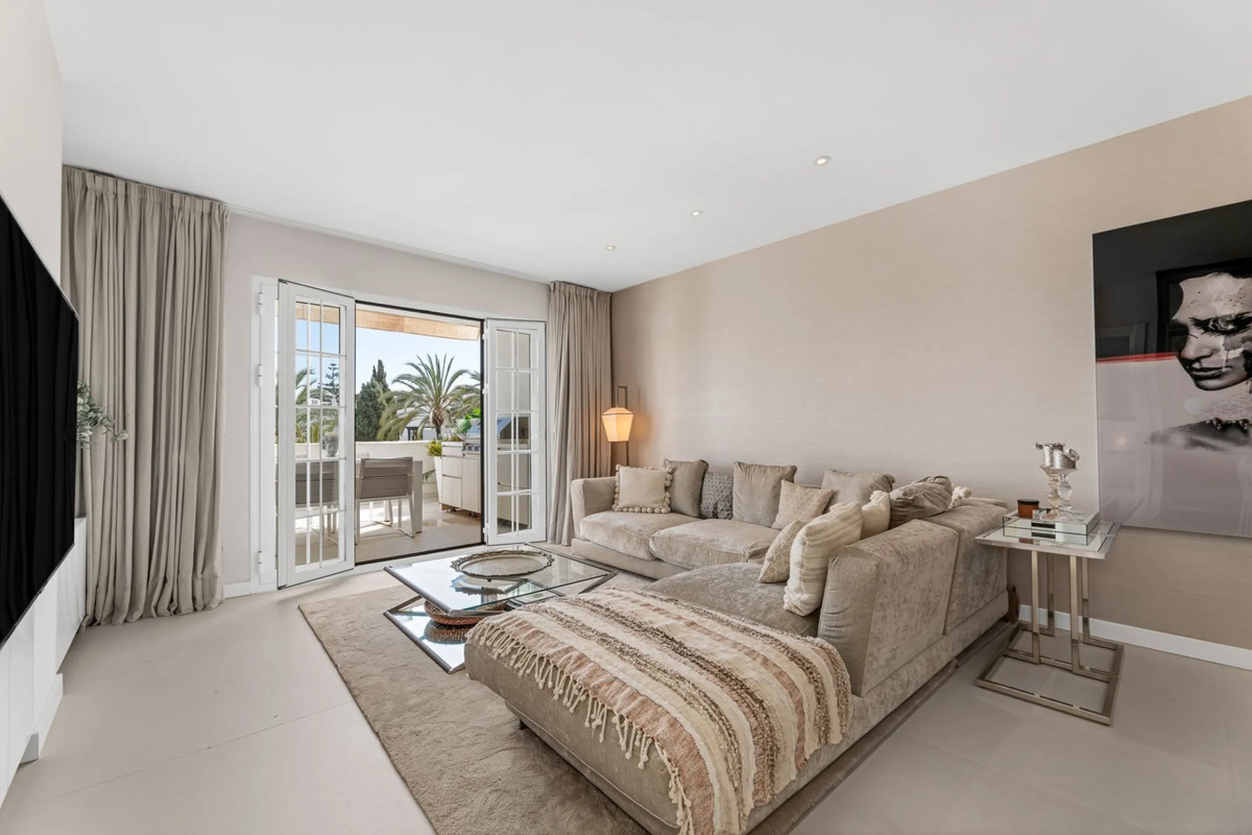 Apartment - Middle Floor Apartment в продаже в Marbella, Málaga. В доме 3 спален и 2 ванных комнат. Площадь дома 150 м²