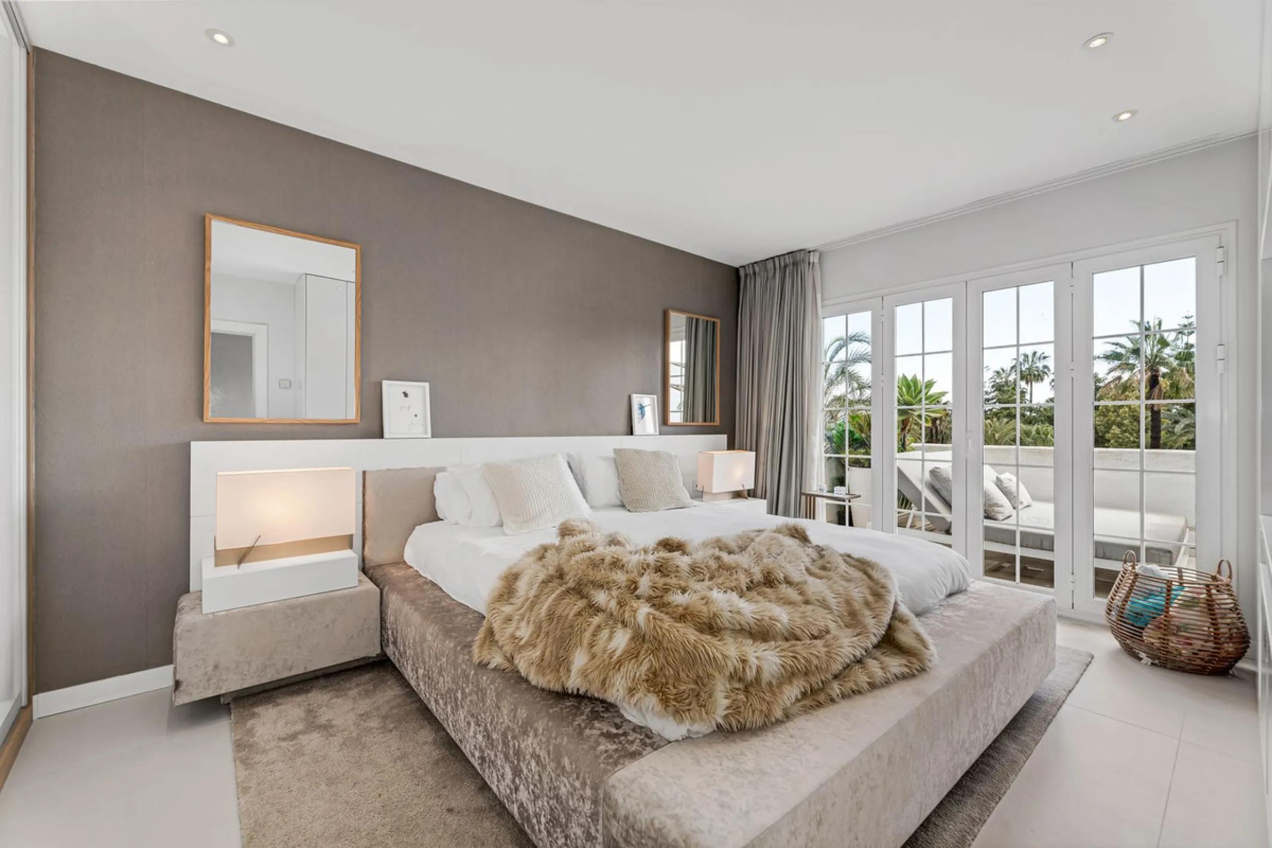 Apartment - Middle Floor Apartment в продаже в Marbella, Málaga. В доме 3 спален и 2 ванных комнат. Площадь дома 150 м²