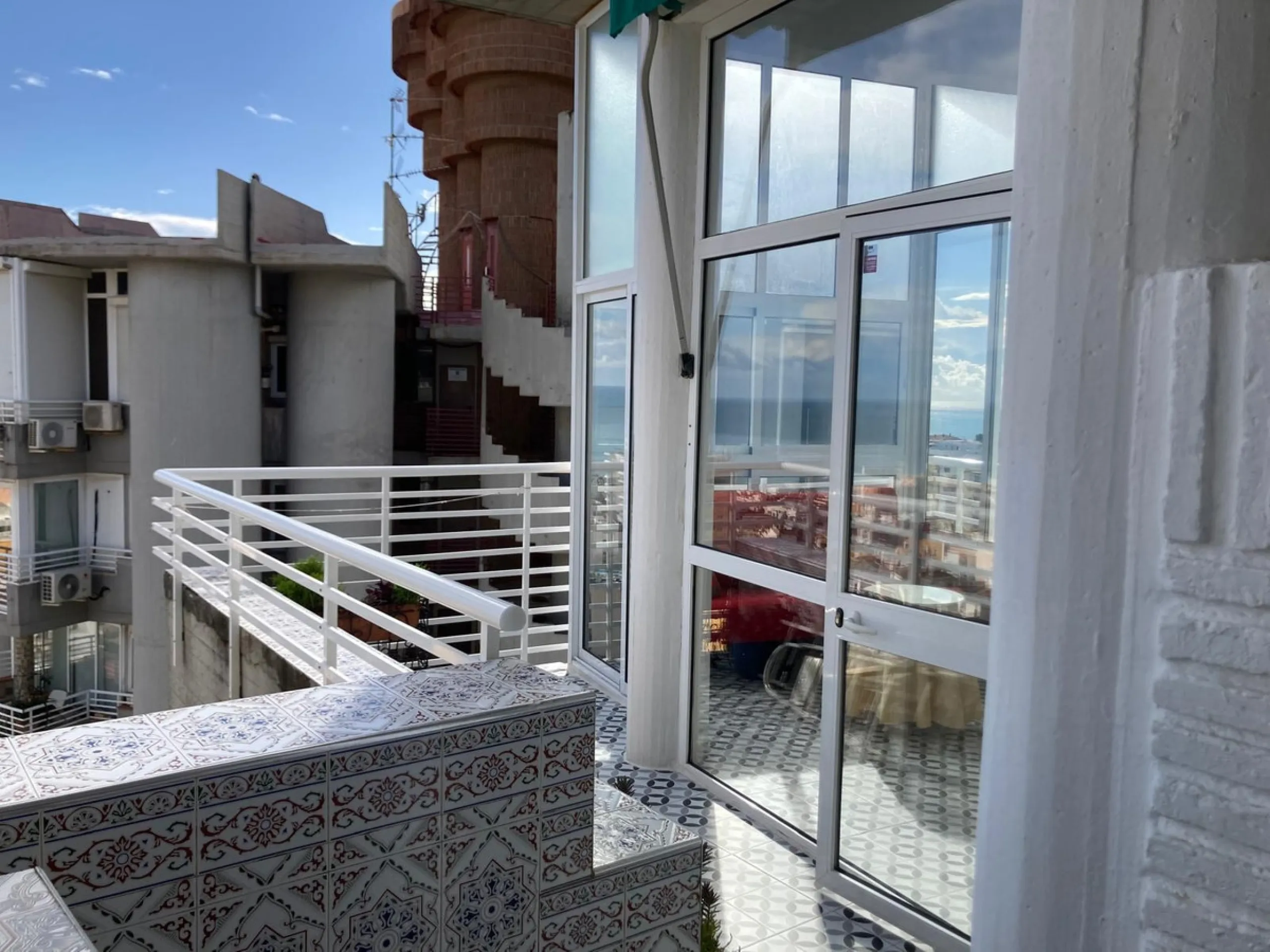 Apartment - Top Floor Apartment в продаже в Torremolinos, Málaga. В доме 2 спален и 1 ванных комнат. Площадь дома 60 м²
