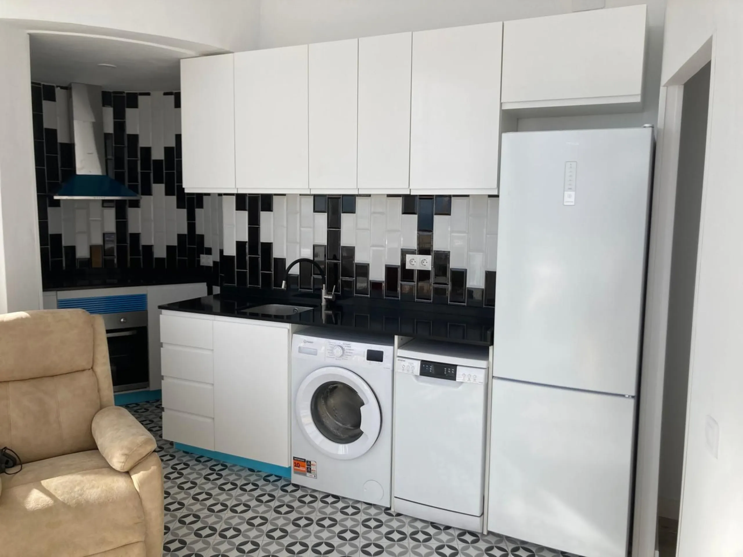 Apartment - Top Floor Apartment в продаже в Torremolinos, Málaga. В доме 2 спален и 1 ванных комнат. Площадь дома 60 м²