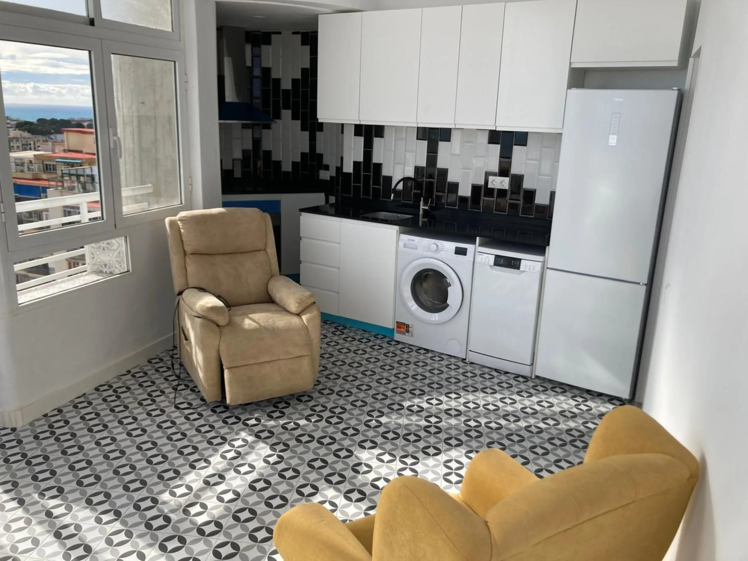 Apartment - Top Floor Apartment в продаже в Torremolinos, Málaga. В доме 2 спален и 1 ванных комнат. Площадь дома 60 м²