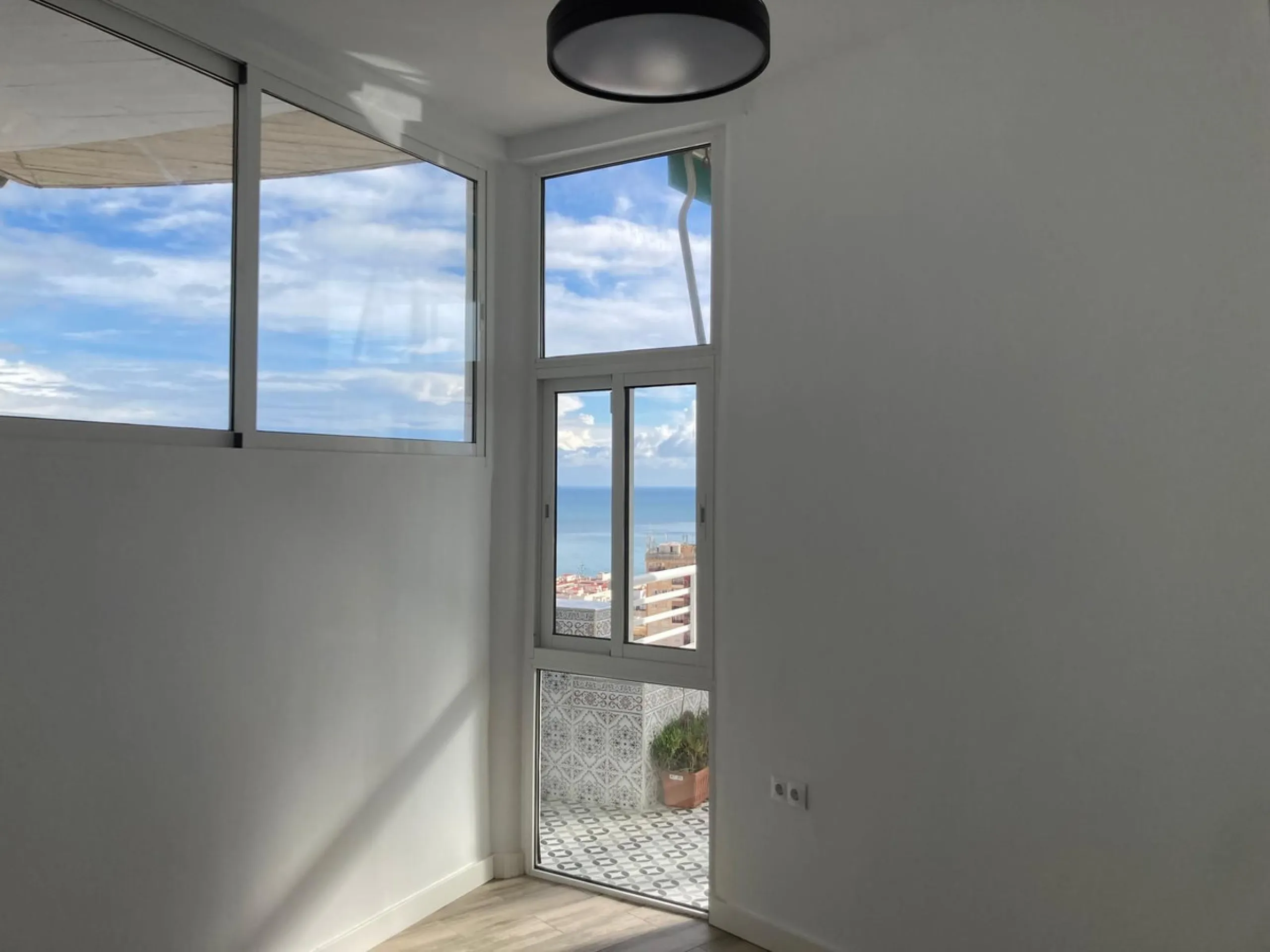 Apartment - Top Floor Apartment в продаже в Torremolinos, Málaga. В доме 2 спален и 1 ванных комнат. Площадь дома 60 м²