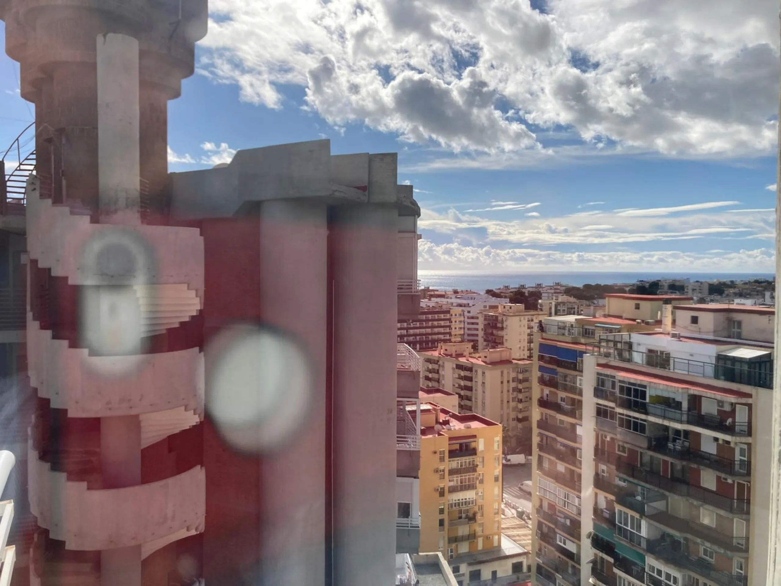 Apartment - Top Floor Apartment в продаже в Torremolinos, Málaga. В доме 2 спален и 1 ванных комнат. Площадь дома 60 м²