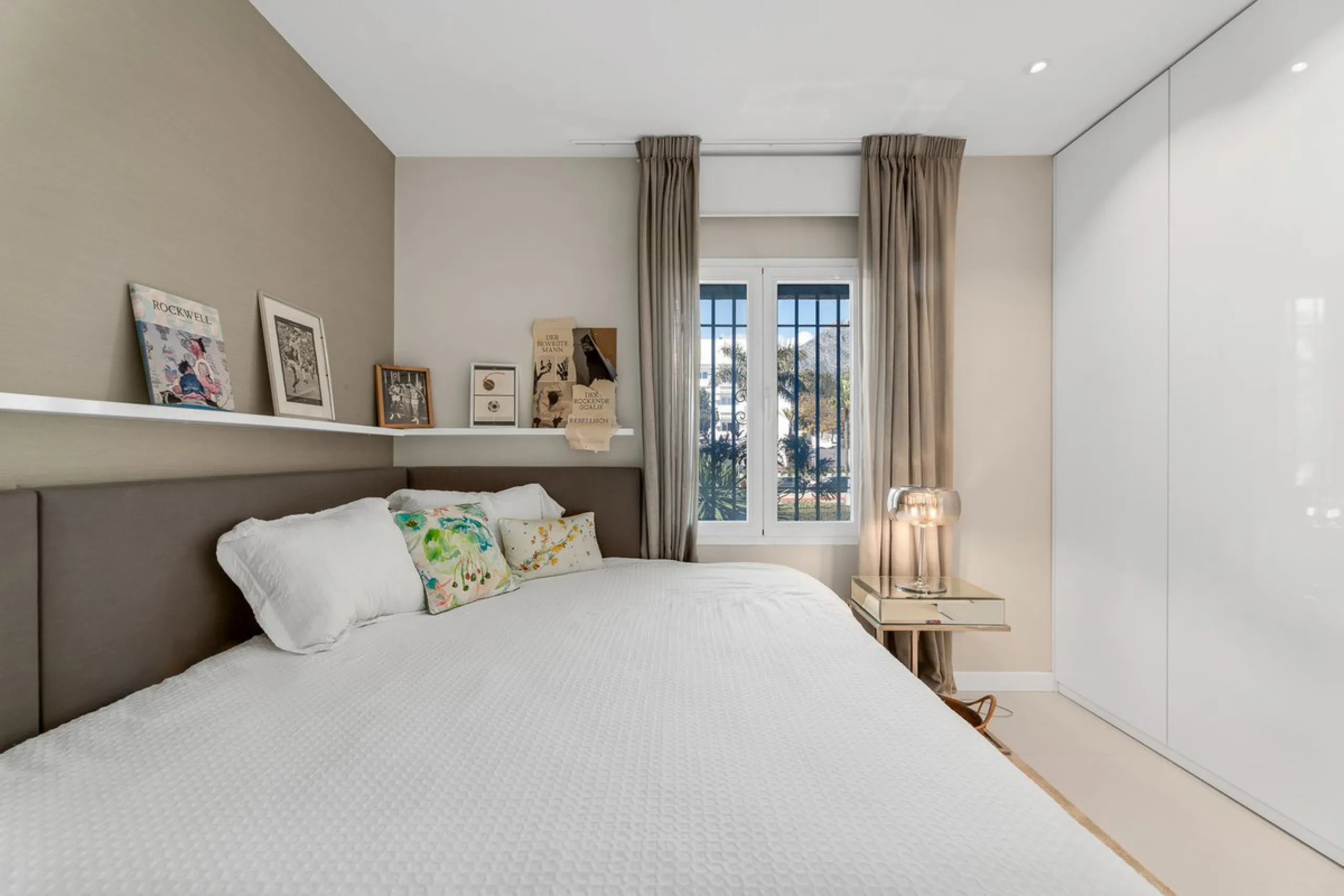 Apartment - Middle Floor Apartment в продаже в Marbella, Málaga. В доме 3 спален и 2 ванных комнат. Площадь дома 150 м²