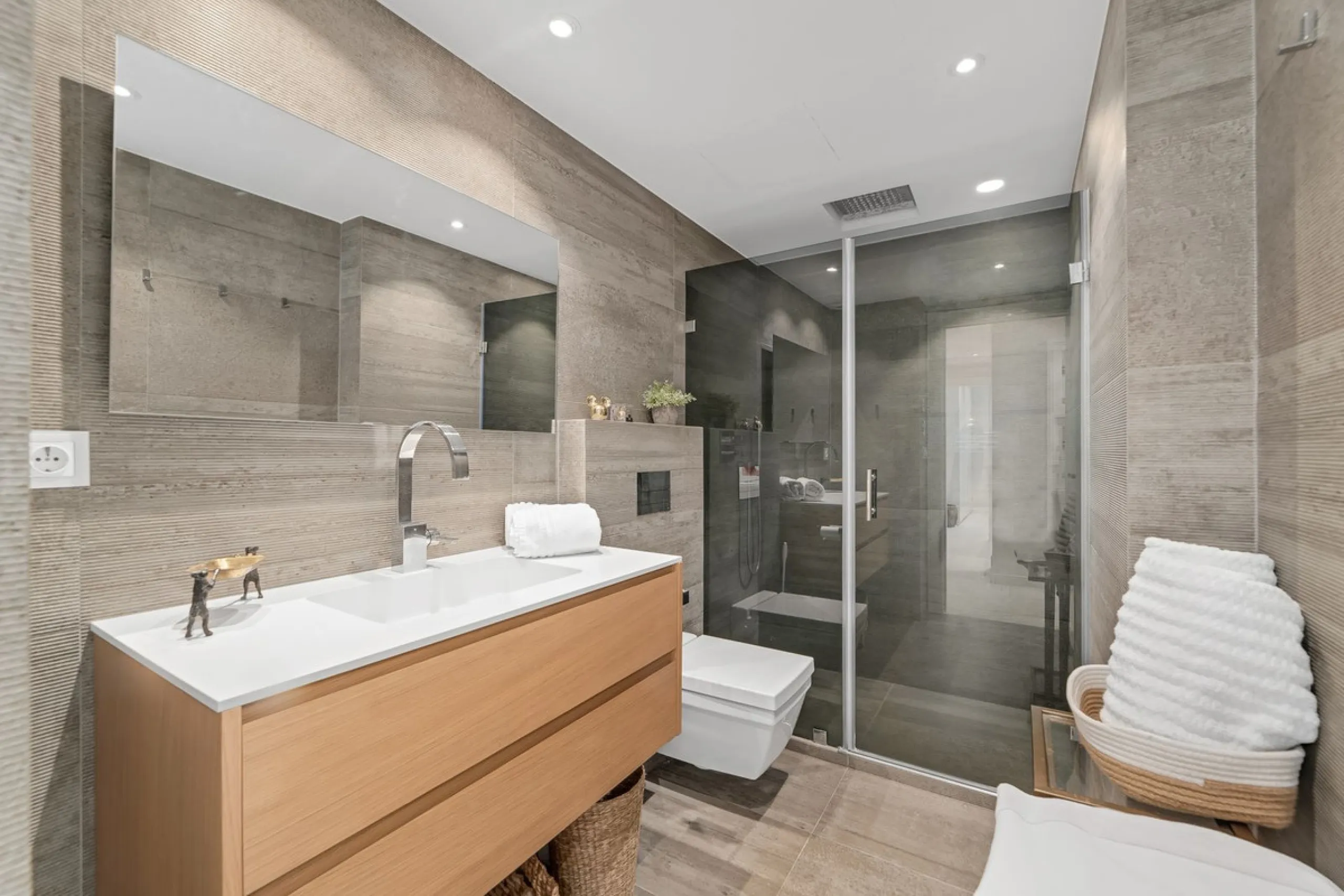 Apartment - Middle Floor Apartment в продаже в Marbella, Málaga. В доме 3 спален и 2 ванных комнат. Площадь дома 150 м²