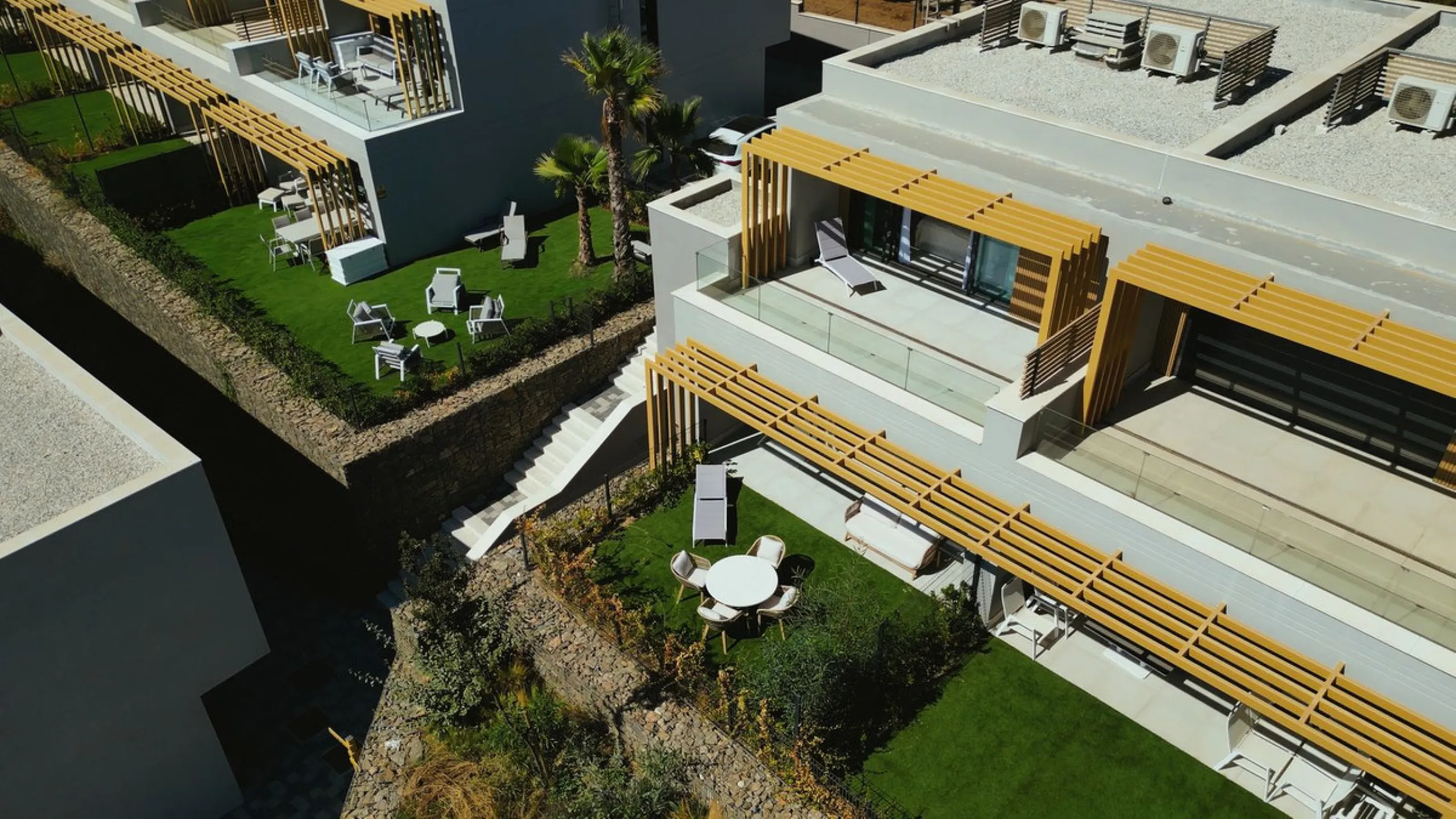 Elegant modern townhouse 500 m from the sea: comfort, style, and nature