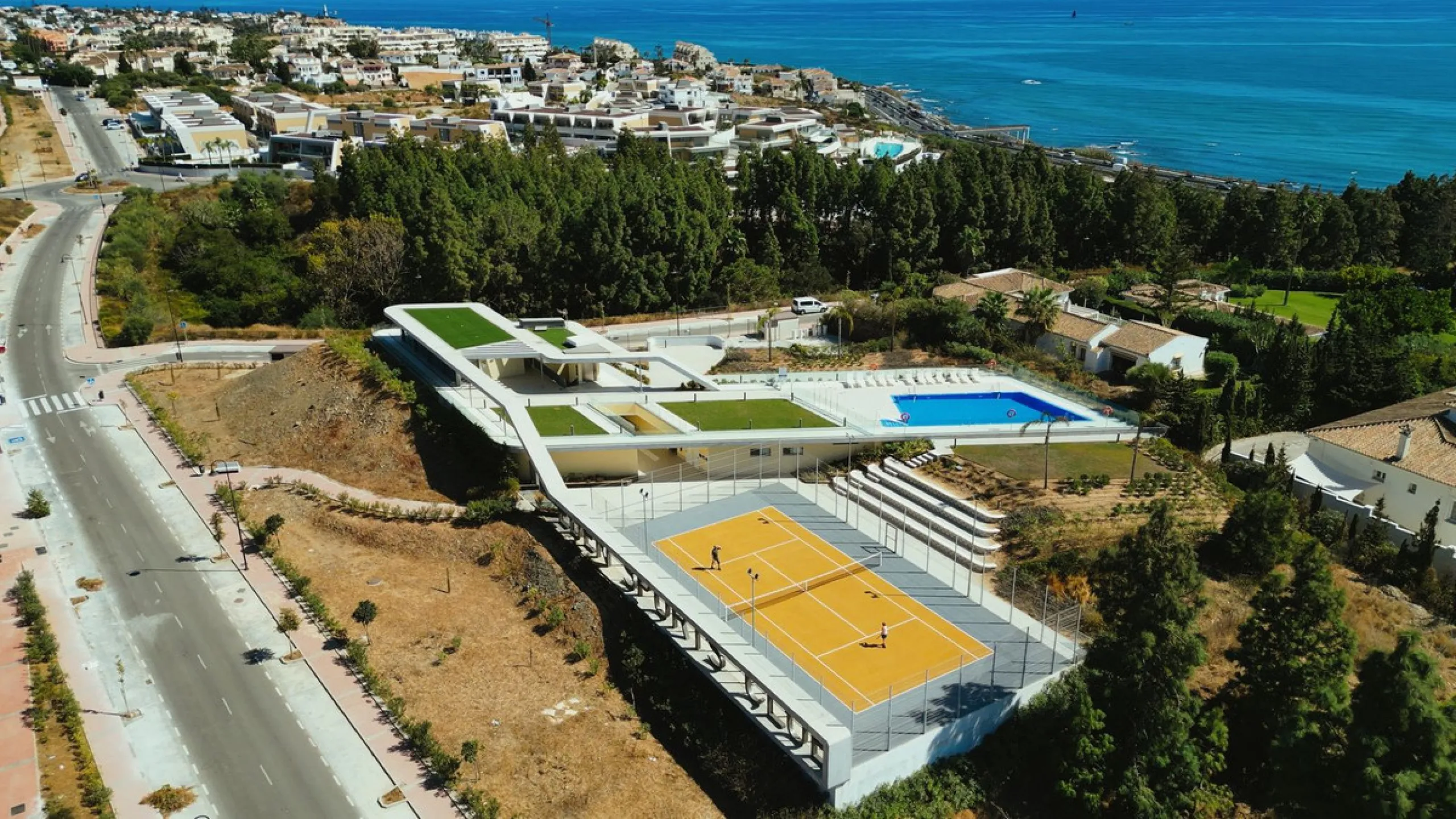 Elegant modern townhouse 500 m from the sea: comfort, style, and nature