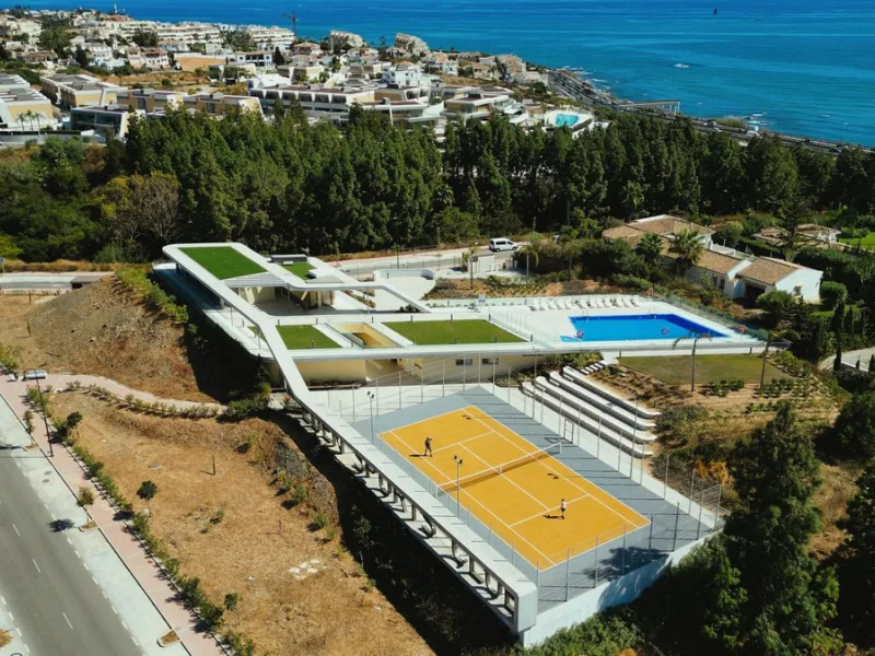 Elegant modern townhouse 500 m from the sea: comfort, style, and nature