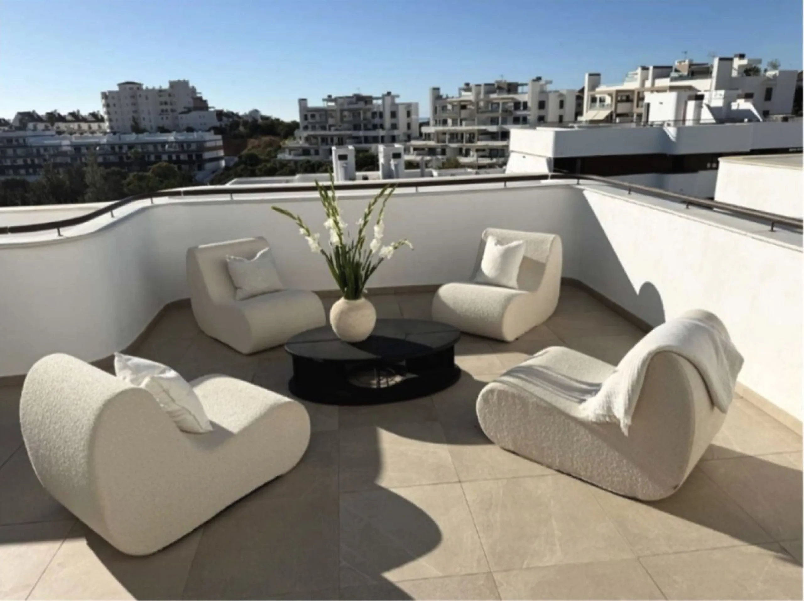 Stunning Modern 3-Bedroom Apartment with Sea Views and Expansive 115 m² Terrace in South Place, Las Mesas – Estepona