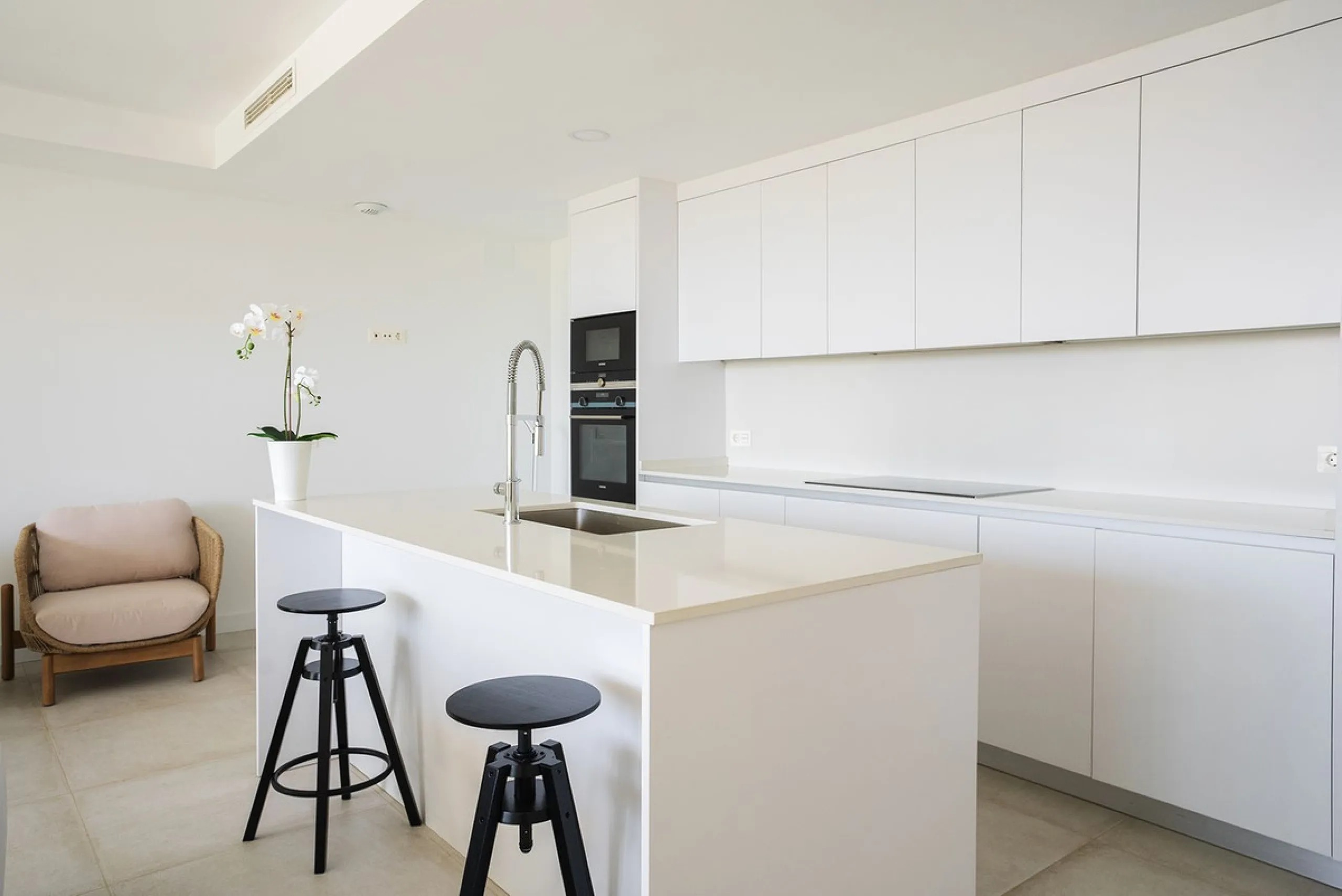 Elegant modern townhouse 500 m from the sea: comfort, style, and nature