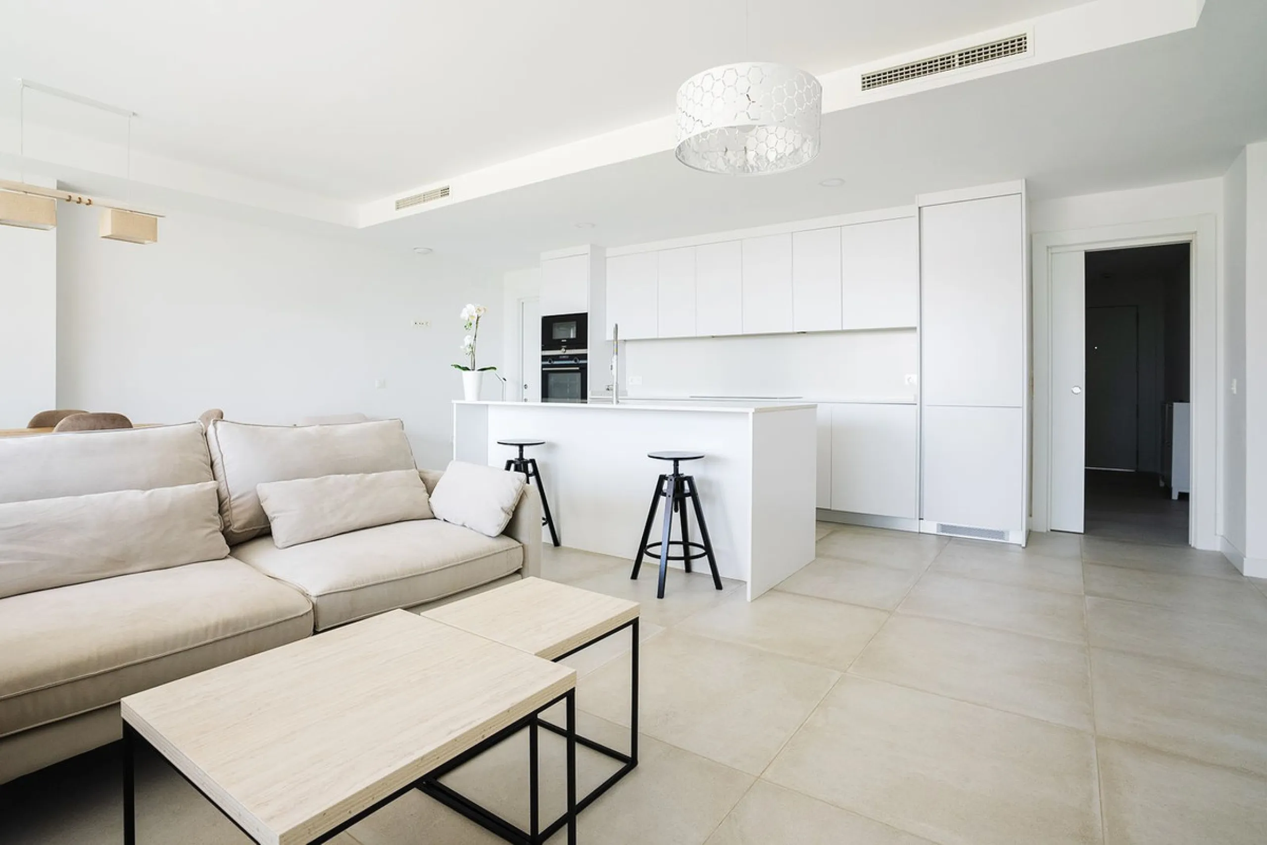 Elegant modern townhouse 500 m from the sea: comfort, style, and nature