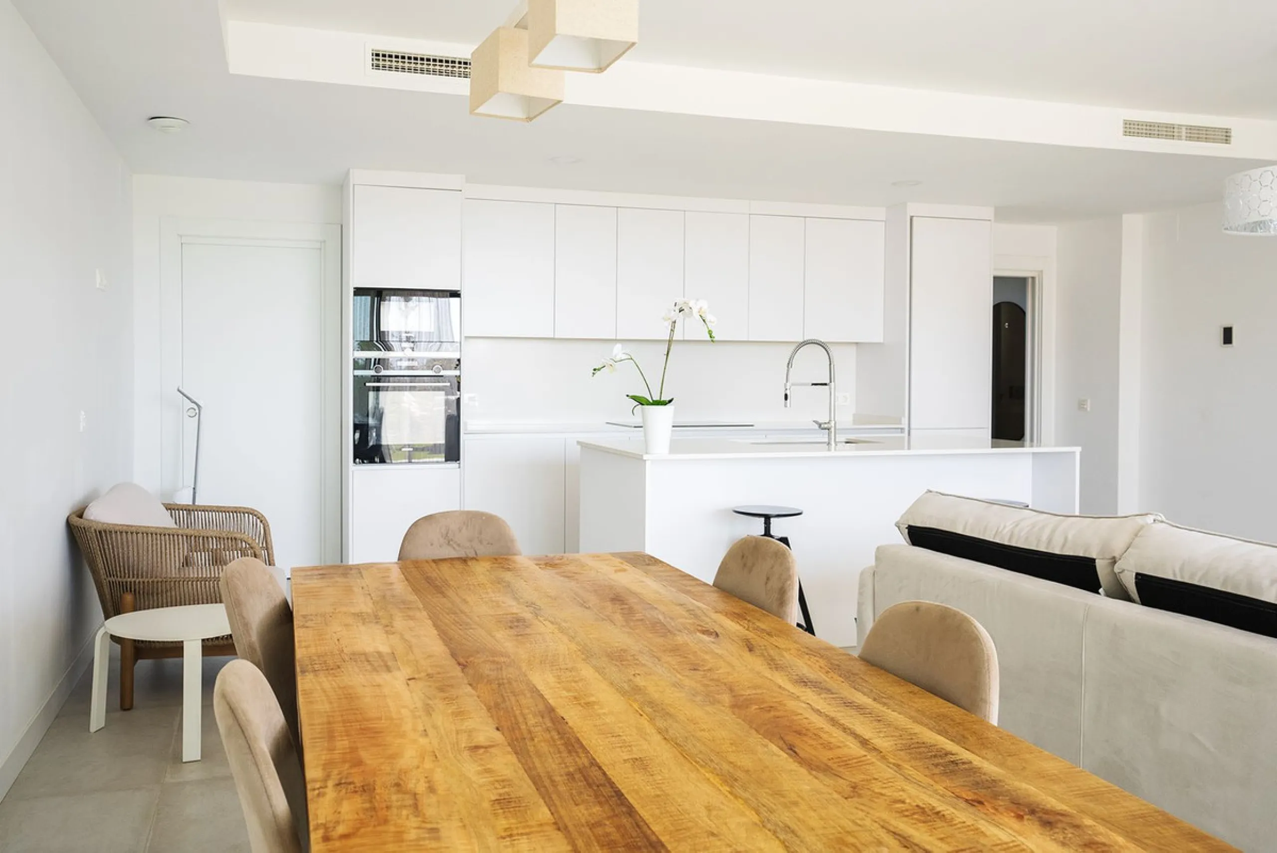 Elegant modern townhouse 500 m from the sea: comfort, style, and nature