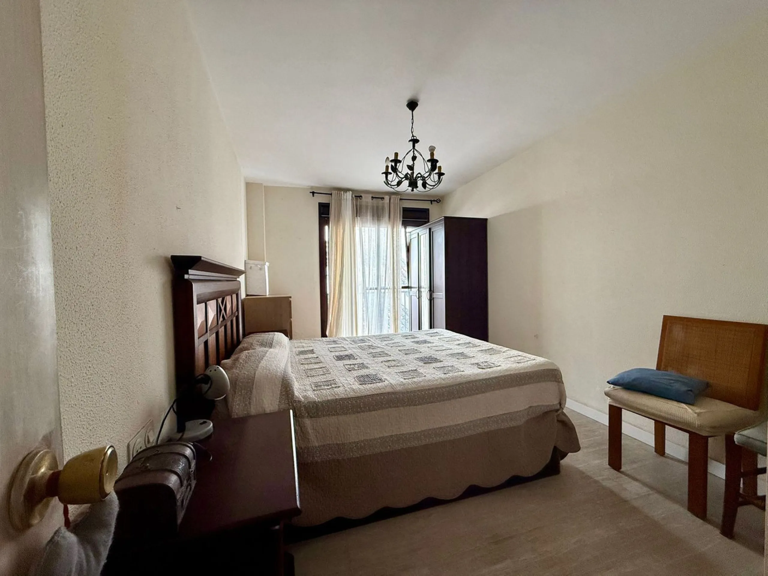 Discover this charming duplex penthouse in the heart of Estepona's historic old town, nestled on the vibrant pedestrian street. Just 50 metres from the golden sands of Playa de la Rada and a mere 30 metres from the picturesque Plaza de las Flores – Estepo