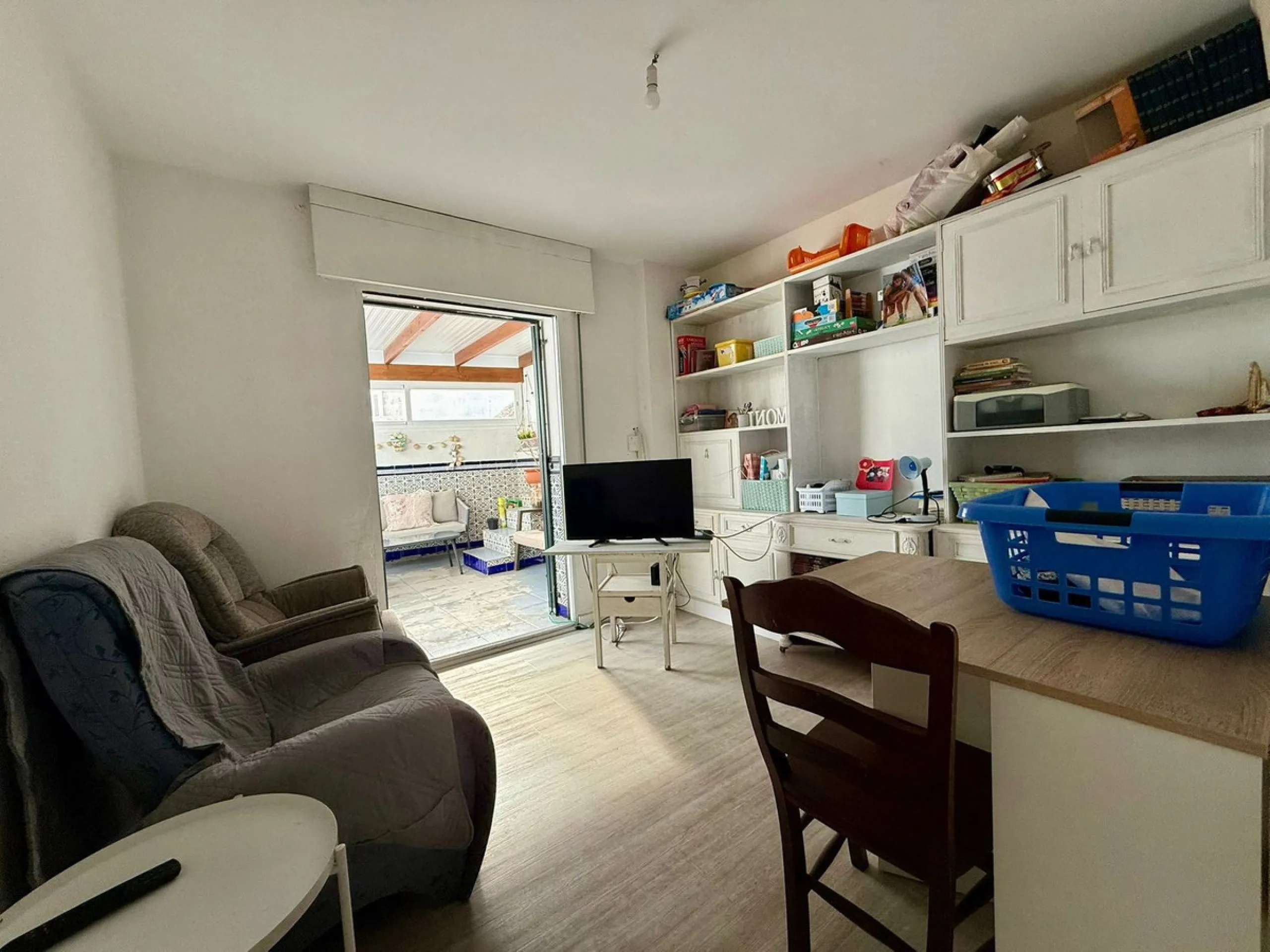 Discover this charming duplex penthouse in the heart of Estepona's historic old town, nestled on the vibrant pedestrian street. Just 50 metres from the golden sands of Playa de la Rada and a mere 30 metres from the picturesque Plaza de las Flores – Estepo