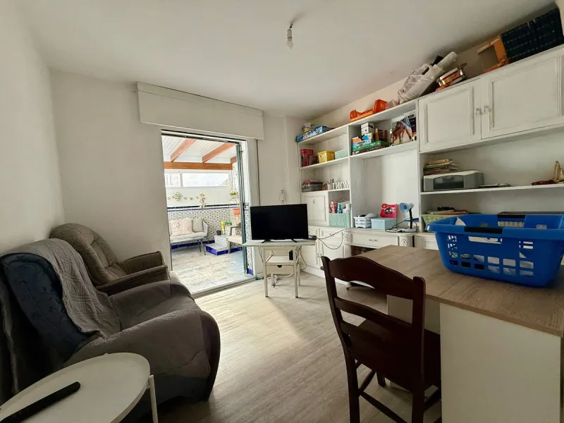 Discover this charming duplex penthouse in the heart of Estepona's historic old town, nestled on the vibrant pedestrian street. Just 50 metres from the golden sands of Playa de la Rada and a mere 30 metres from the picturesque Plaza de las Flores – Estepo