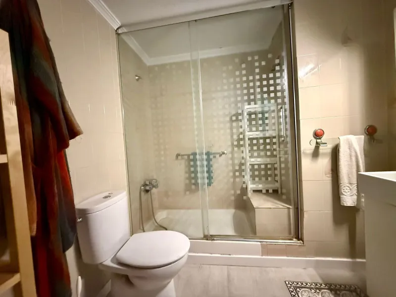 Discover this charming duplex penthouse in the heart of Estepona's historic old town, nestled on the vibrant pedestrian street. Just 50 metres from the golden sands of Playa de la Rada and a mere 30 metres from the picturesque Plaza de las Flores – Estepo
