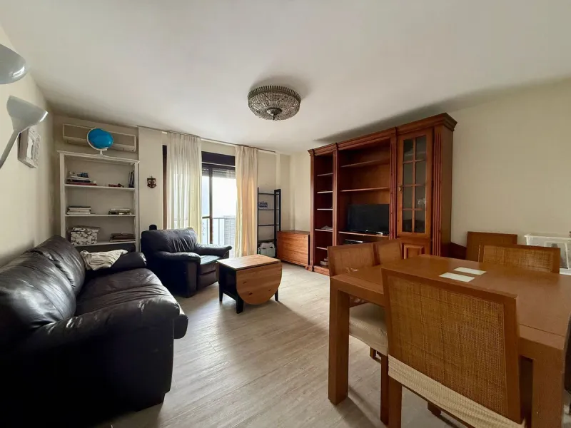 Discover this charming duplex penthouse in the heart of Estepona's historic old town, nestled on the vibrant pedestrian street. Just 50 metres from the golden sands of Playa de la Rada and a mere 30 metres from the picturesque Plaza de las Flores – Estepo