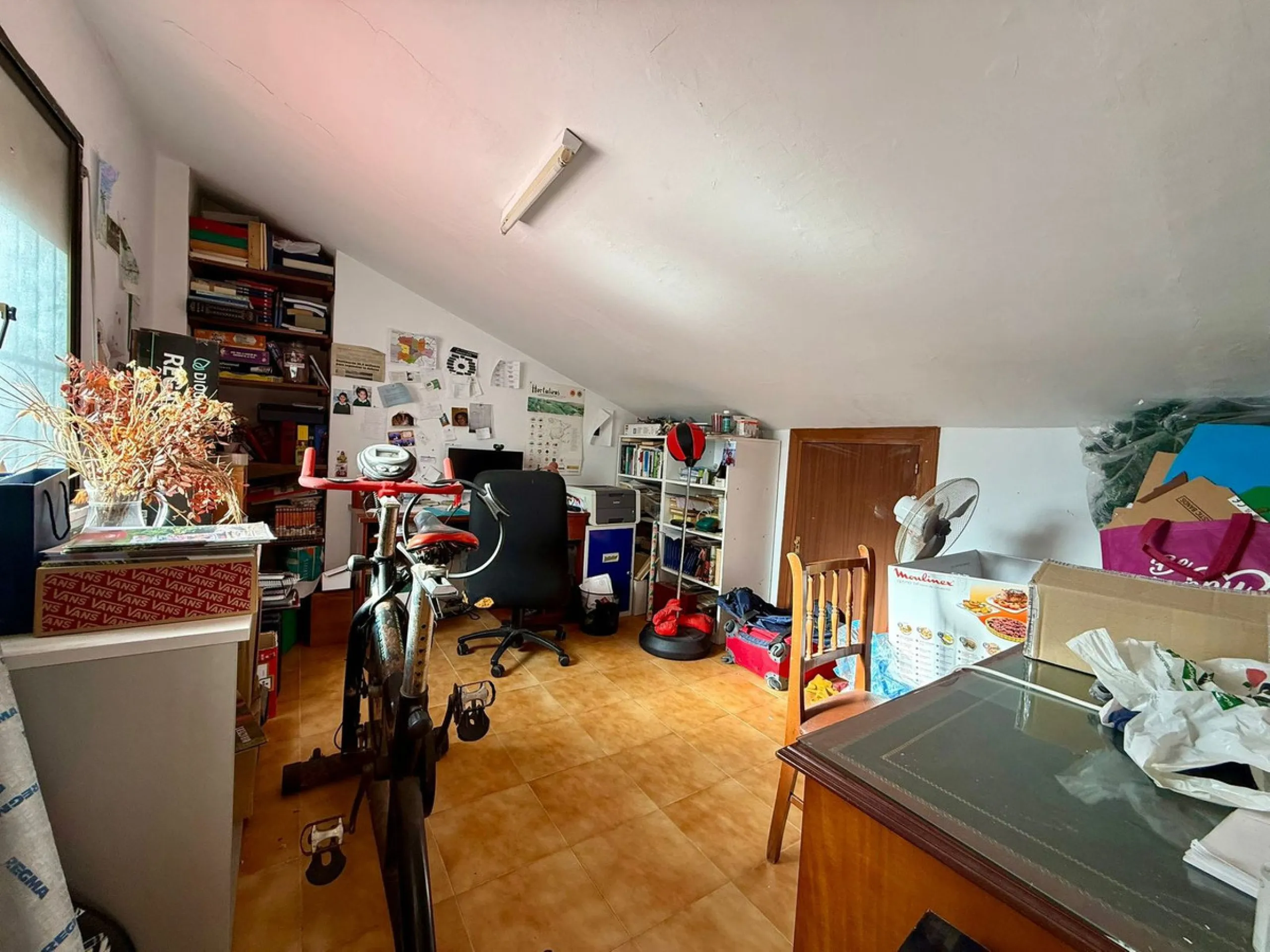 Discover this charming duplex penthouse in the heart of Estepona's historic old town, nestled on the vibrant pedestrian street. Just 50 metres from the golden sands of Playa de la Rada and a mere 30 metres from the picturesque Plaza de las Flores – Estepo