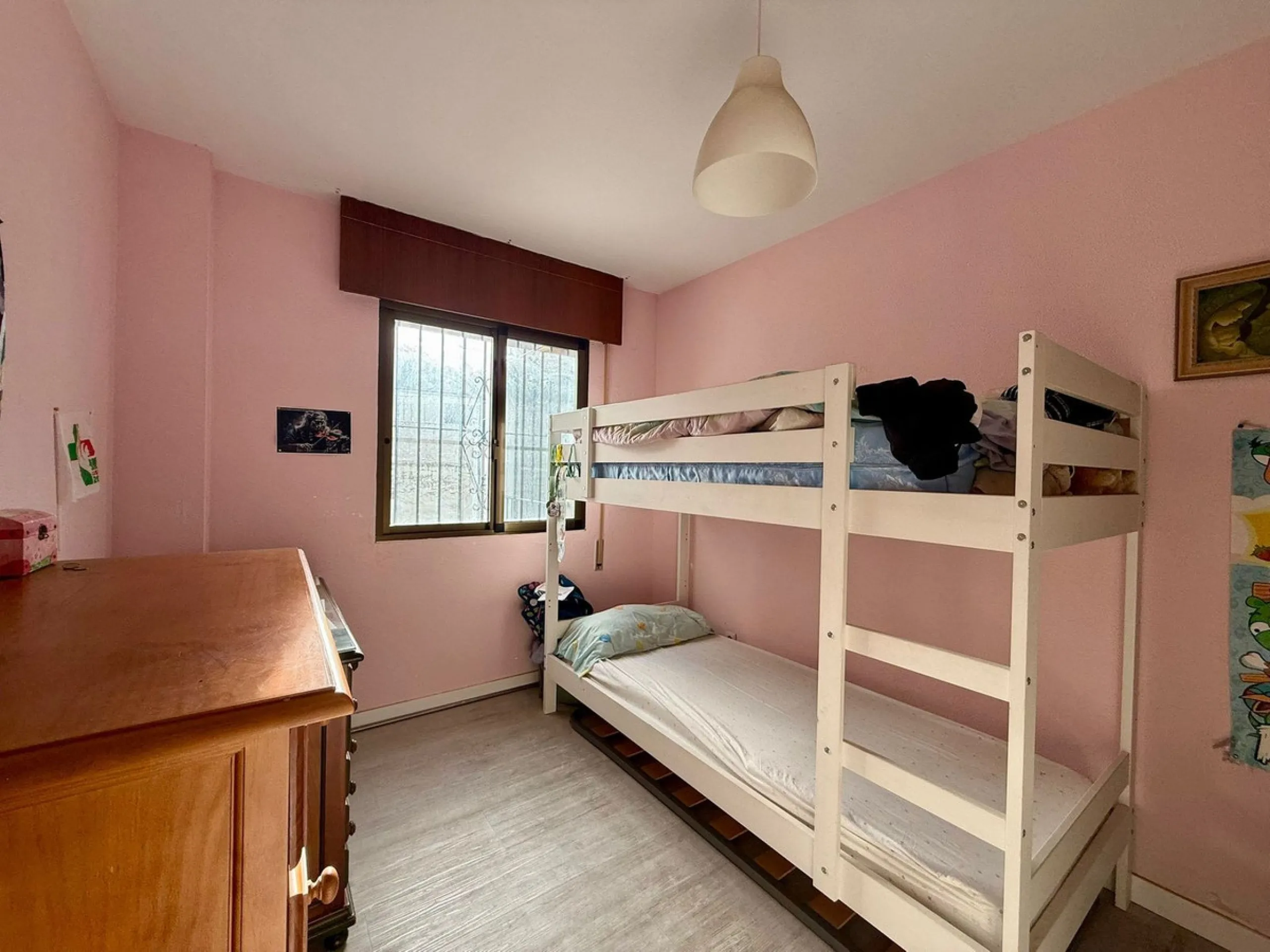 Discover this charming duplex penthouse in the heart of Estepona's historic old town, nestled on the vibrant pedestrian street. Just 50 metres from the golden sands of Playa de la Rada and a mere 30 metres from the picturesque Plaza de las Flores – Estepo