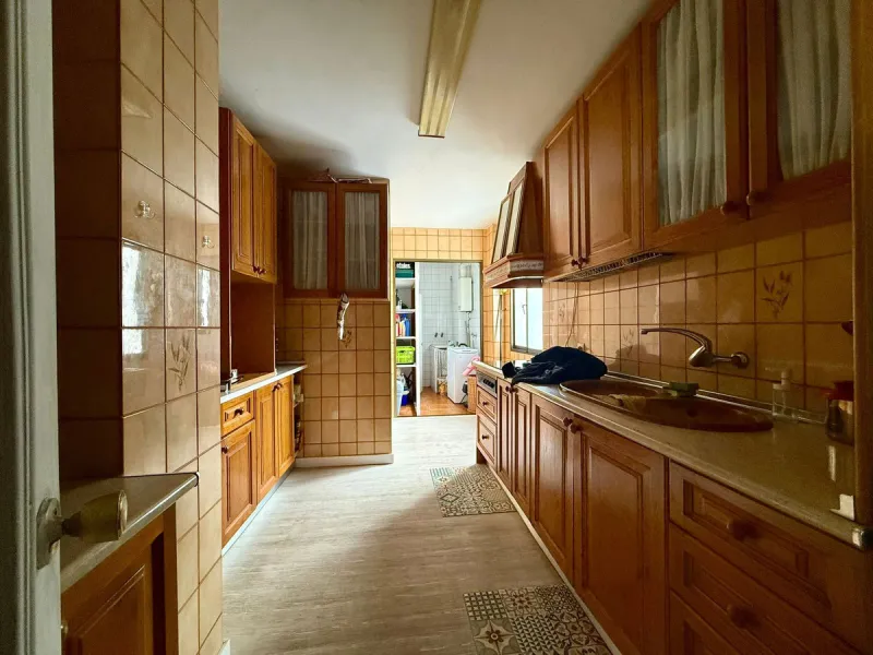 Discover this charming duplex penthouse in the heart of Estepona's historic old town, nestled on the vibrant pedestrian street. Just 50 metres from the golden sands of Playa de la Rada and a mere 30 metres from the picturesque Plaza de las Flores – Estepo
