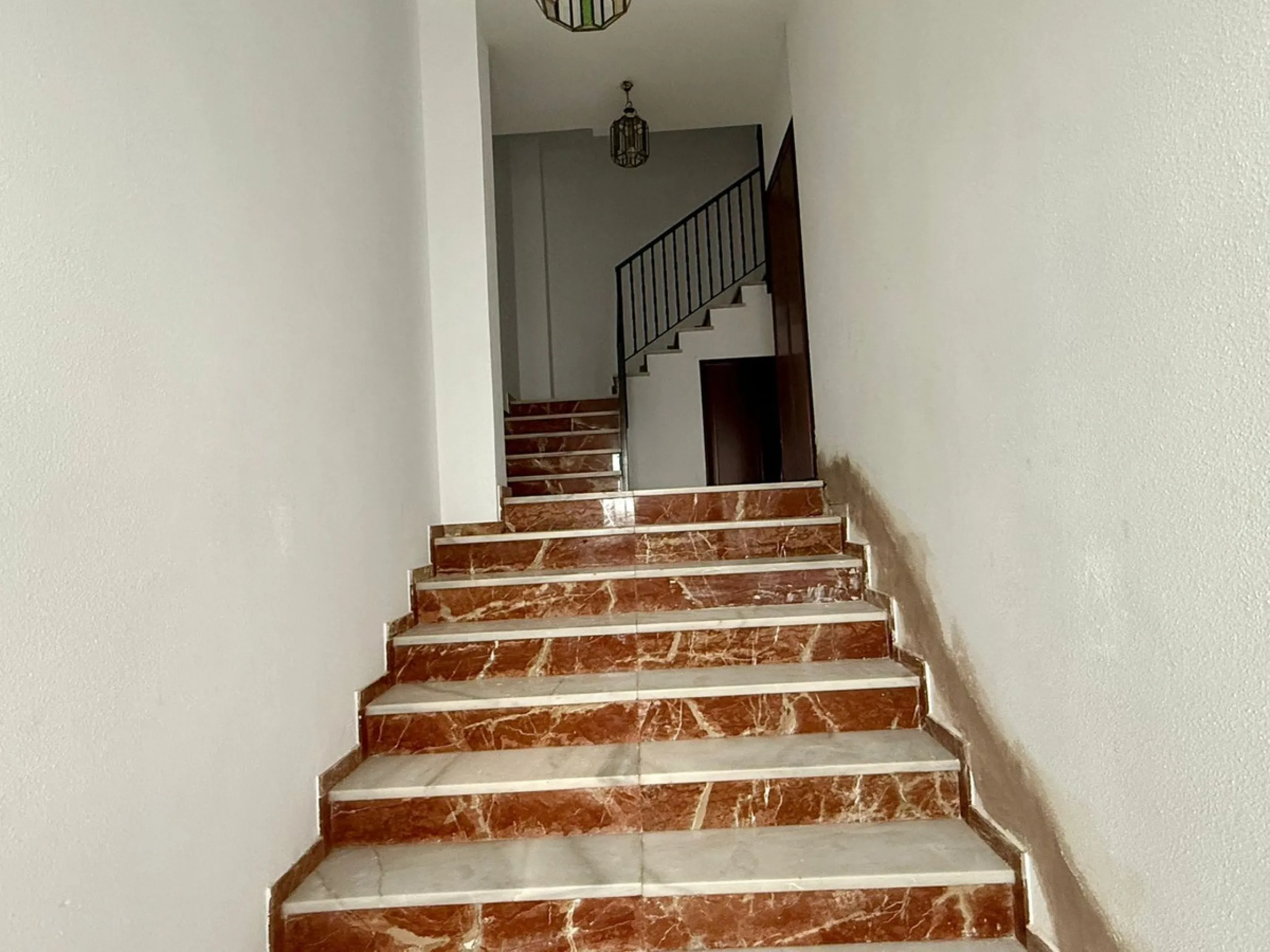 Discover this charming duplex penthouse in the heart of Estepona's historic old town, nestled on the vibrant pedestrian street. Just 50 metres from the golden sands of Playa de la Rada and a mere 30 metres from the picturesque Plaza de las Flores – Estepo