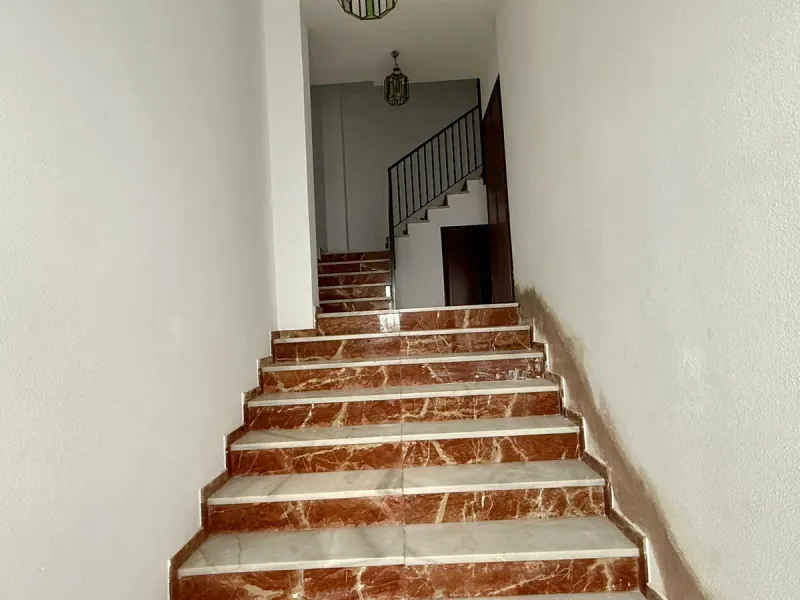 Discover this charming duplex penthouse in the heart of Estepona's historic old town, nestled on the vibrant pedestrian street. Just 50 metres from the golden sands of Playa de la Rada and a mere 30 metres from the picturesque Plaza de las Flores – Estepo
