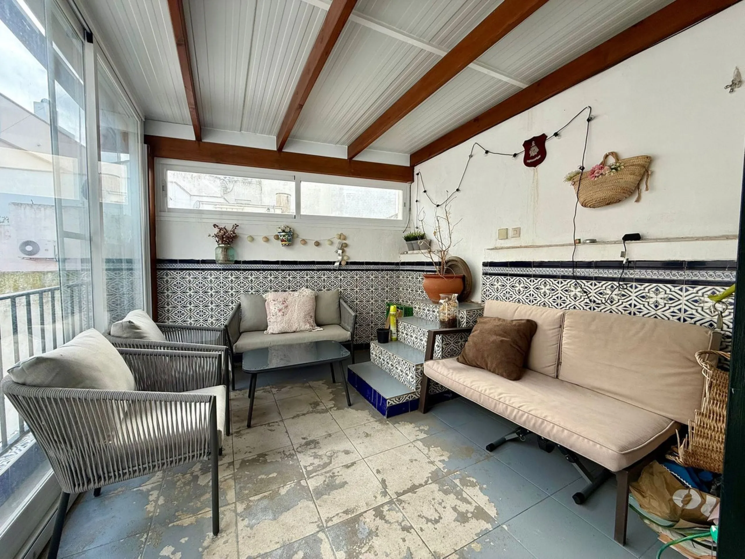 Discover this charming duplex penthouse in the heart of Estepona's historic old town, nestled on the vibrant pedestrian street. Just 50 metres from the golden sands of Playa de la Rada and a mere 30 metres from the picturesque Plaza de las Flores – Estepo