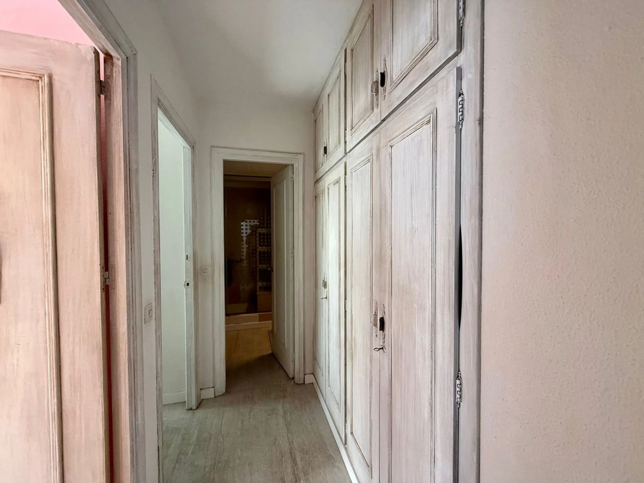 Discover this charming duplex penthouse in the heart of Estepona's historic old town, nestled on the vibrant pedestrian street. Just 50 metres from the golden sands of Playa de la Rada and a mere 30 metres from the picturesque Plaza de las Flores – Estepo